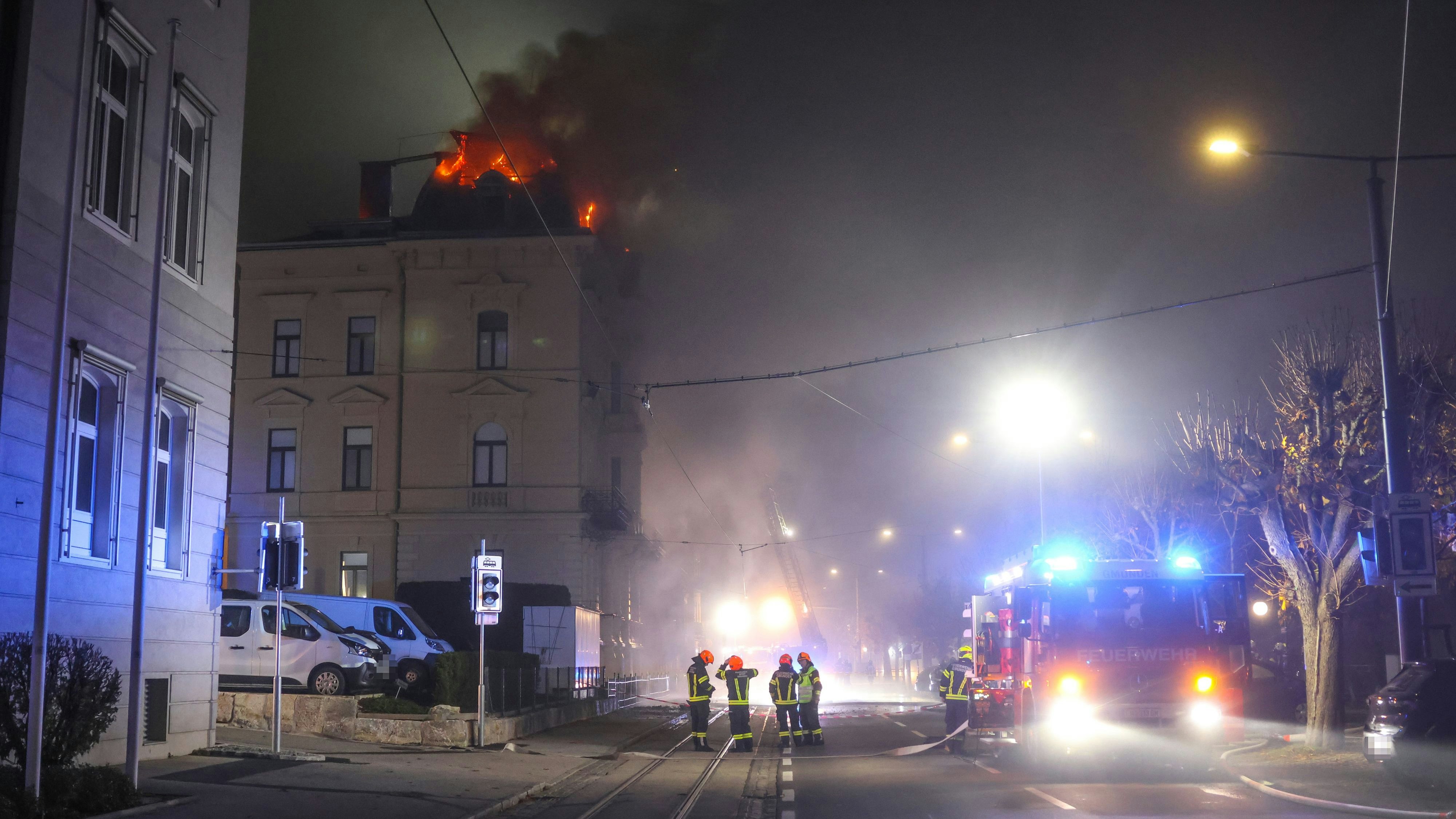 Heute.at - Historisches Gebäude geht in der Nacht in Flammen auf