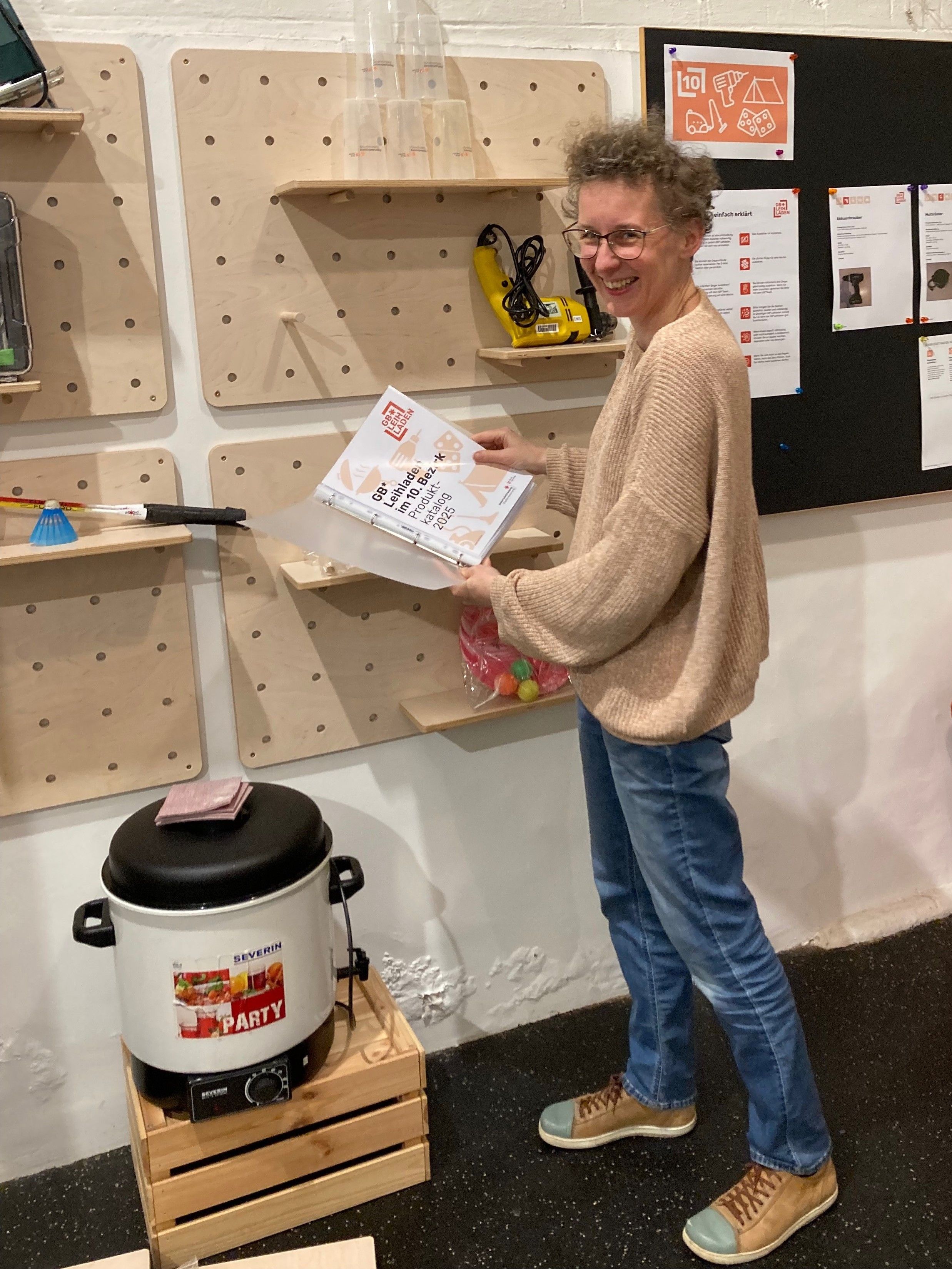 Projektleiterin Christina Schneider beim Aufbau des neuen Leihladens im 10. Bezirk.