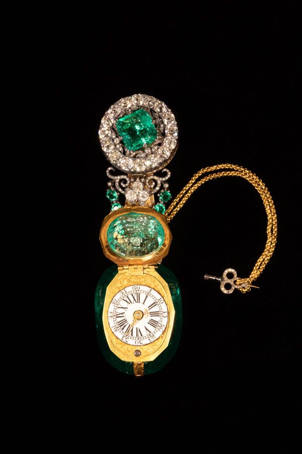 Diese Uhr in einem Smaragd ließ Maria Theresia für ihre Tochter Marie-Antoinette anfertigen
