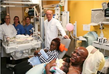 Die Frühgeborenen entwickeln sich stabil und haben ihr Geburtsgewicht bereits deutlich gesteigert, wie die Charité mitteilt.