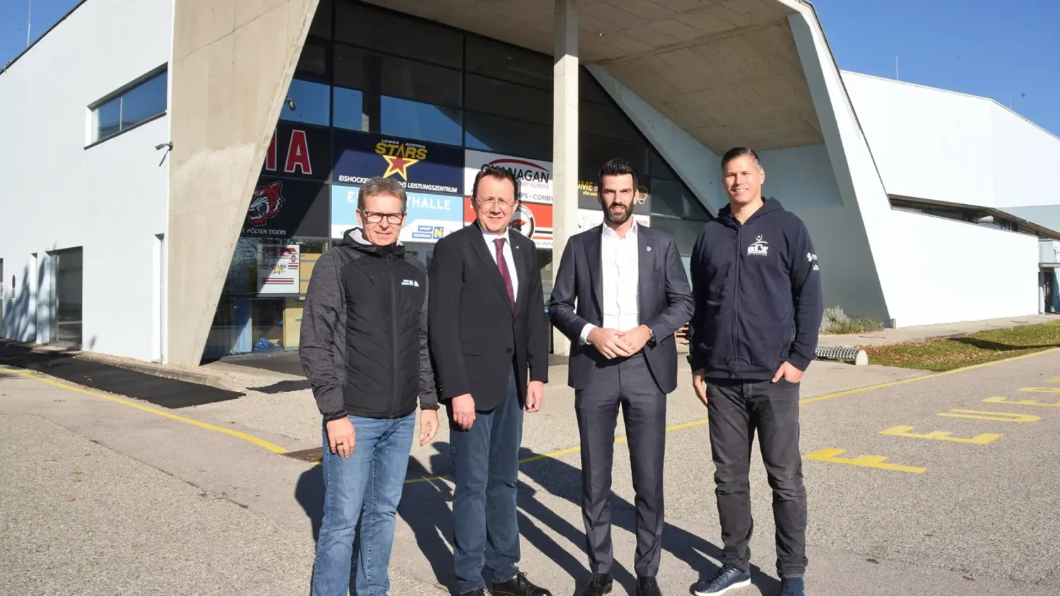 Sportzentrum NÖ Geschäftsführer Franz Stocher, Bürgermeister Matthias Stadler, Landesrat Udo Landbauer und SLZ-Leiter Andreas Worenz besprachen heute die Lösung für die Zukunft des Eissports