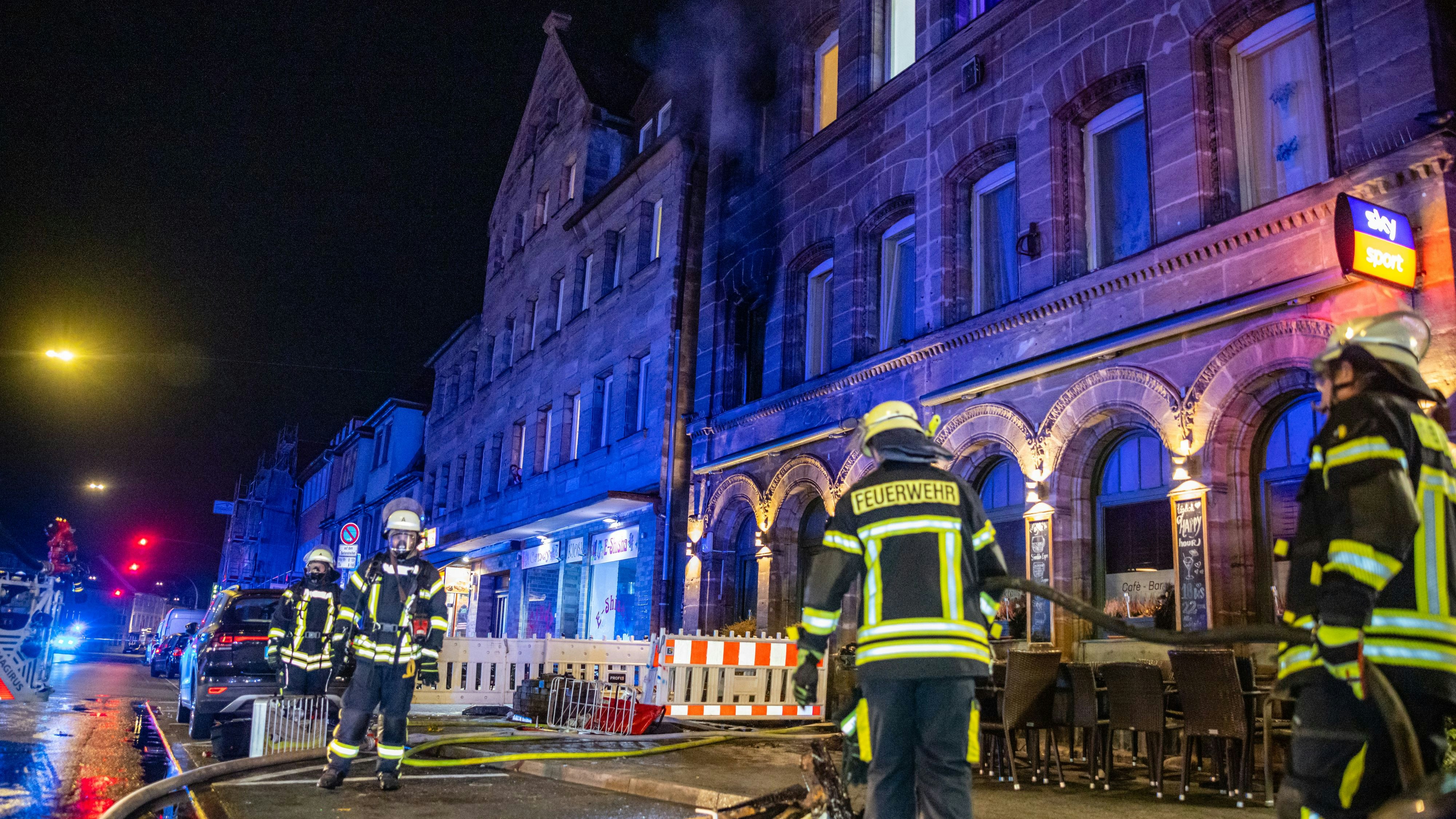 Heute.at - 24-Jähriger rettet sich mit Sprung aus dem Fenster