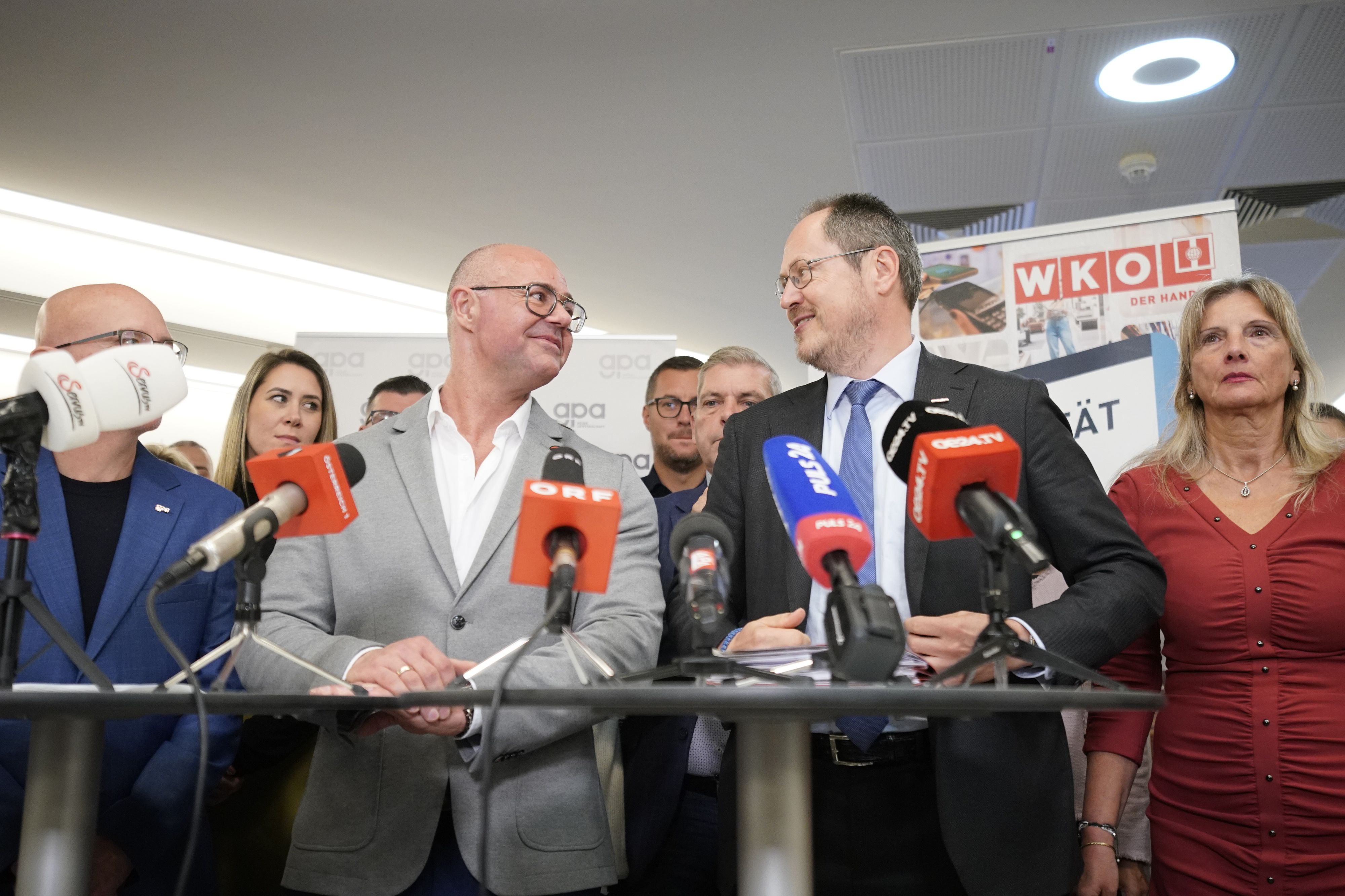 Man kennt sich, man schätzt sich und scherzt zum Start: Mario Ferrari (GPA), Rainer Trefelik (WKO, v.l.)