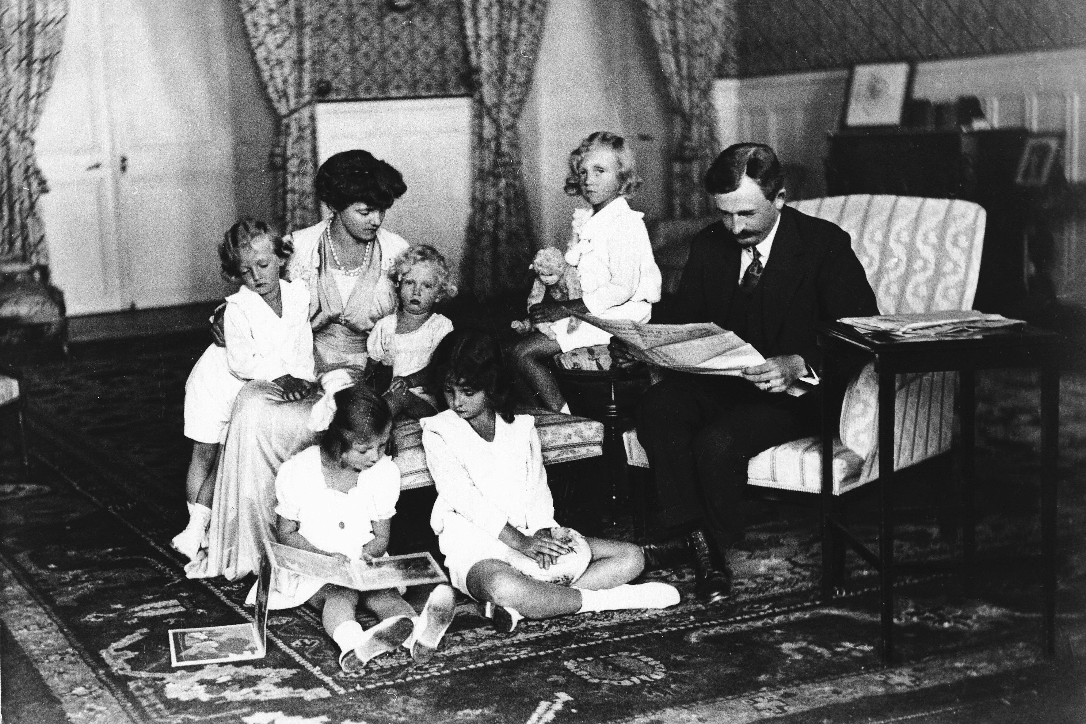 Karl und Zita mit ihren Kindern nach der Abdankung im Exil am Genfer See in der Schweiz