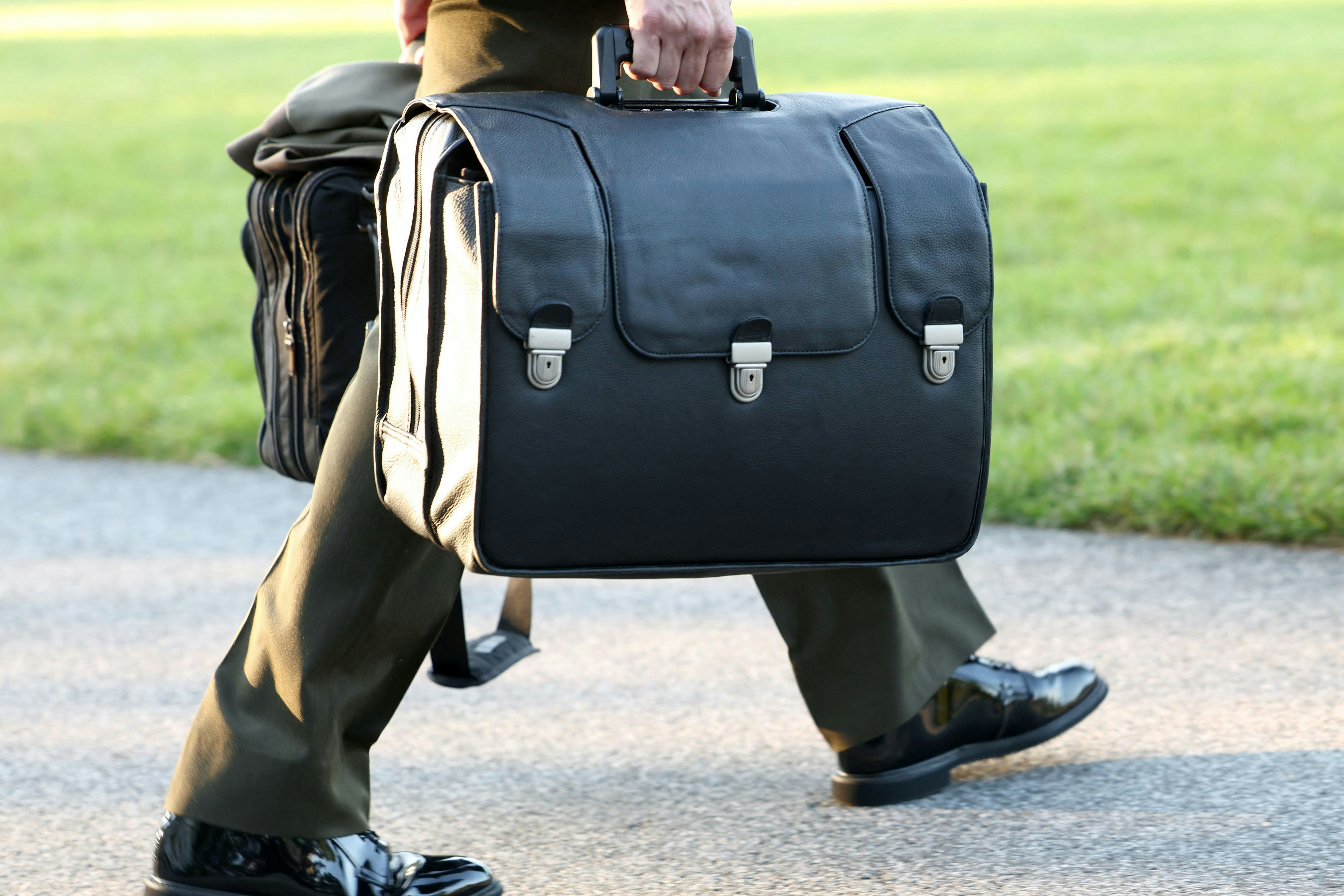 Ein Militärberater des Weißen Hauses trägt den Atomkoffer, in den USA „nuclear Football“ genannt