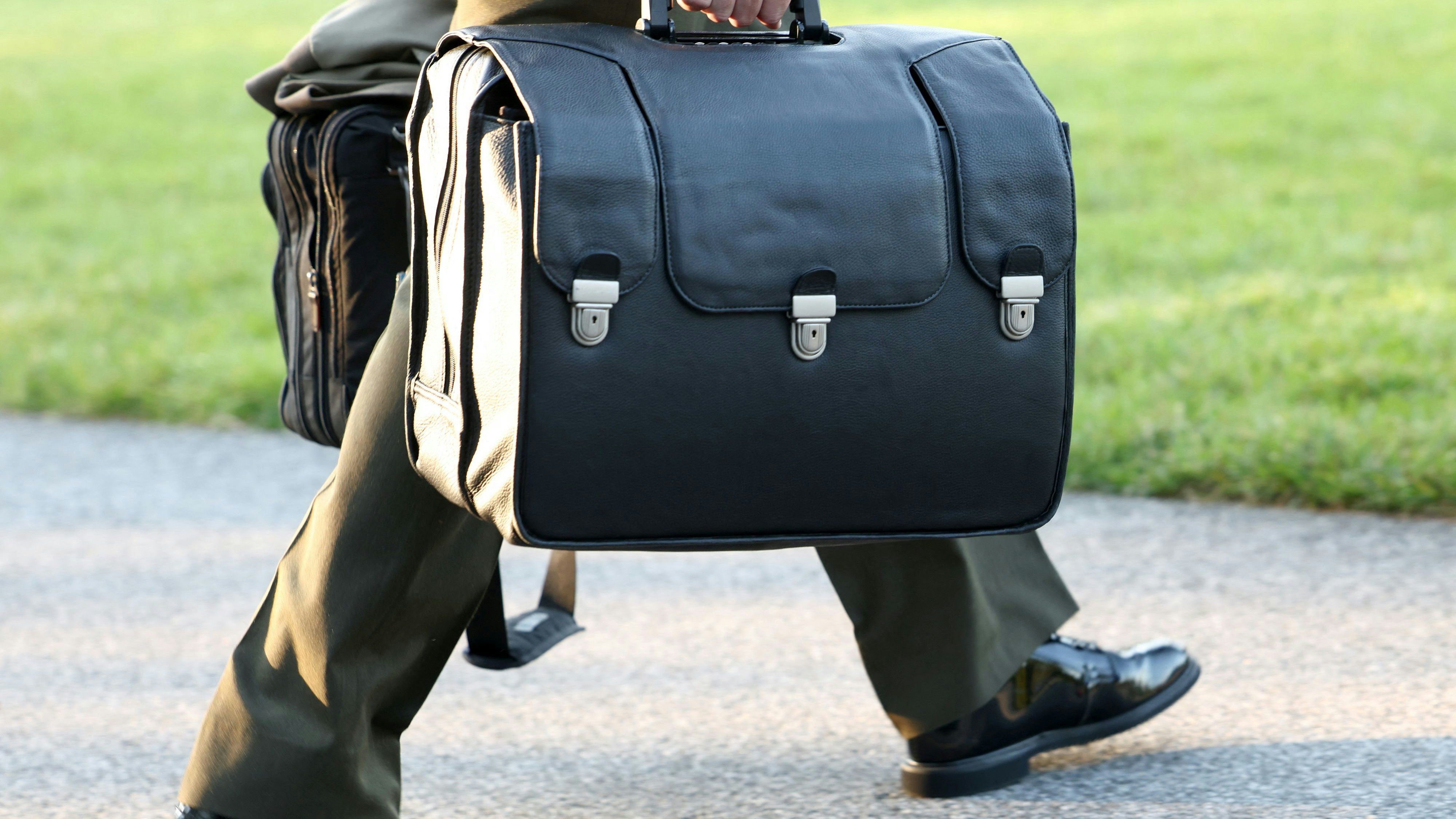 Ein Militärberater des Weißen Hauses trägt den Atomkoffer, in den USA „nuclear Football“ genannt
