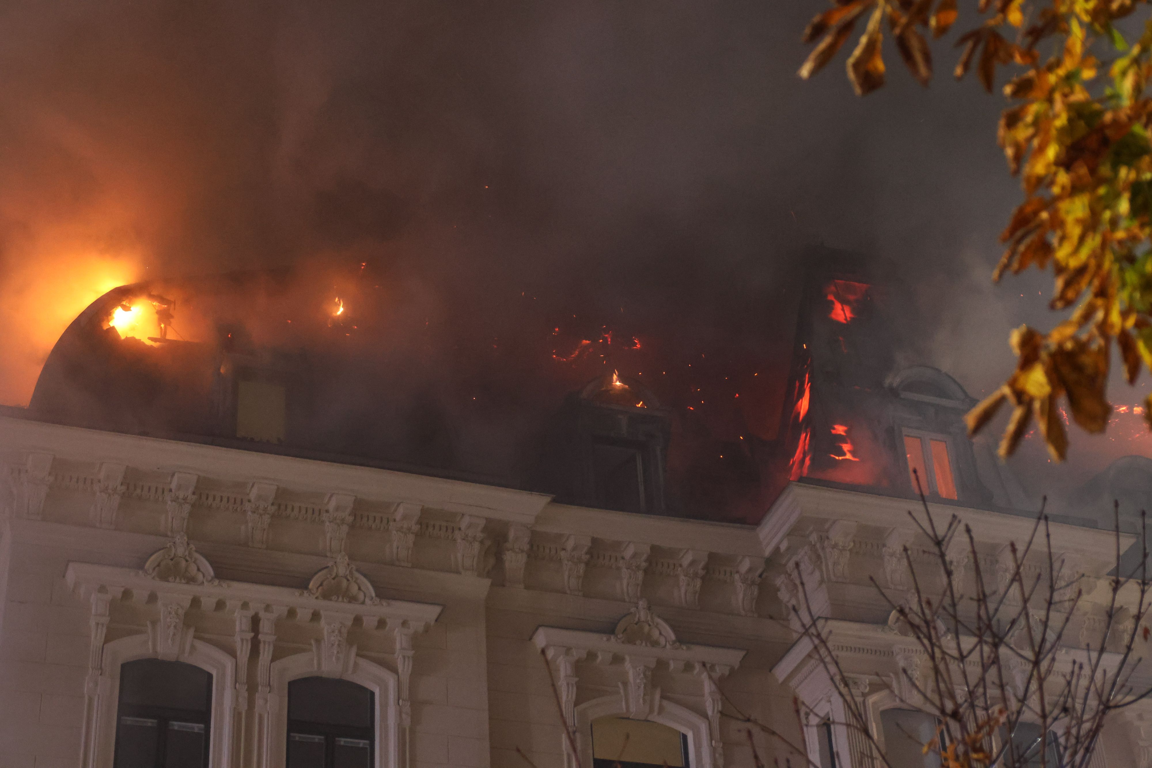 Dachstuhl in Vollbrand: Sechs Feuerwehren bei Brand im Stadtzentrum von Gmunden im Einsatz