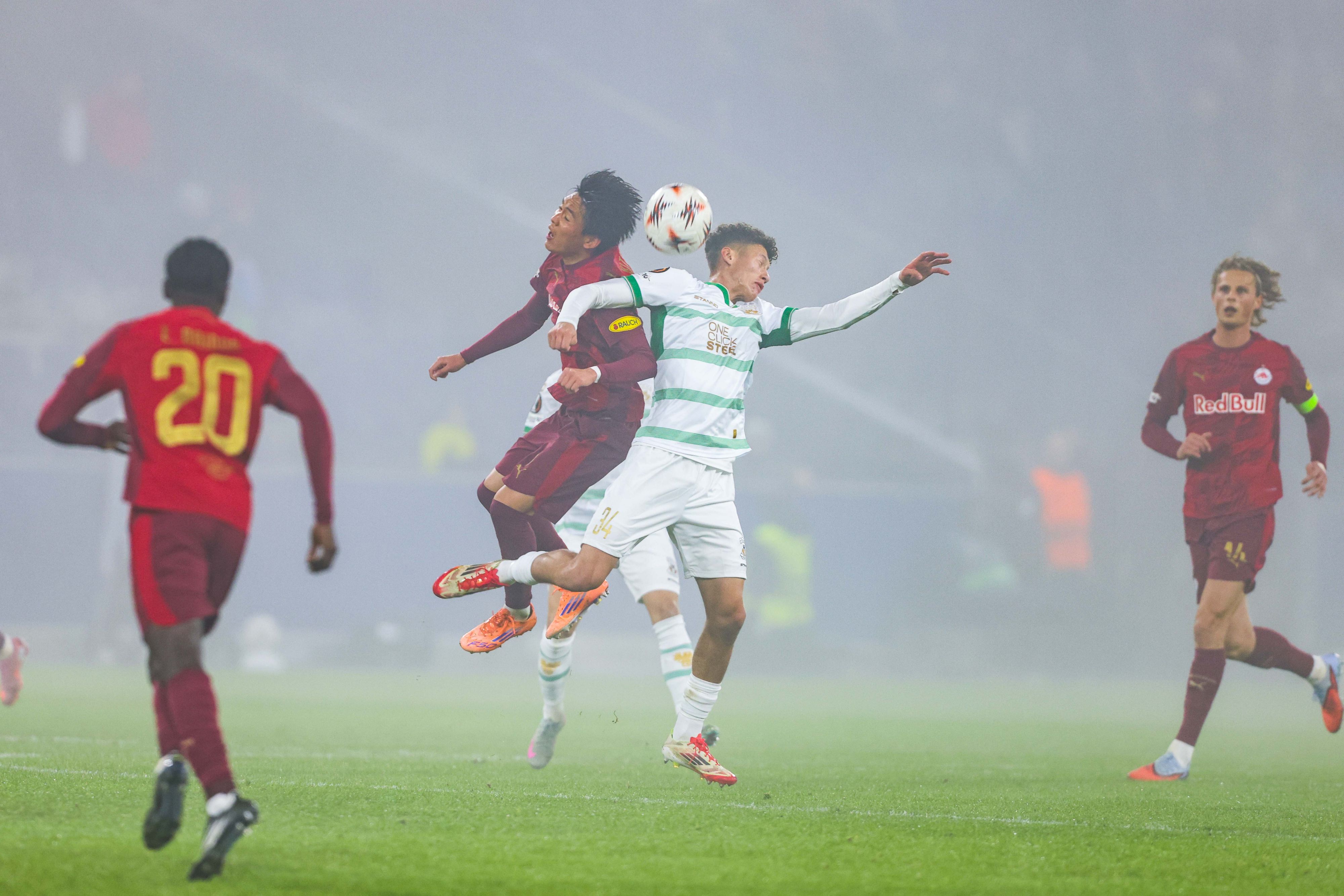 Red Bull Salzburg duelliert sich im Nebel mit den Go Ahead Eagles. 