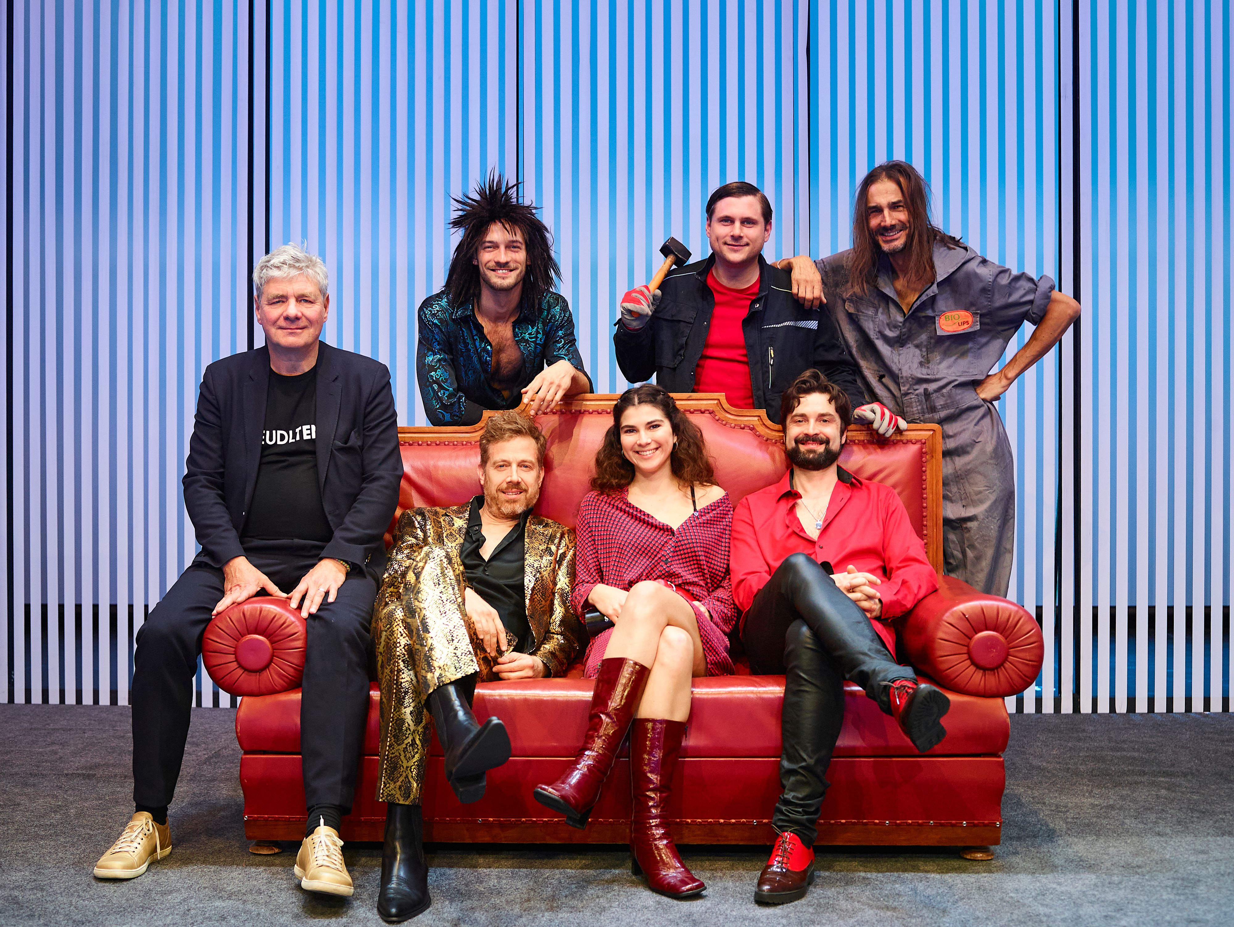 Regisseur Hakon Hirzenberger und der Cast von 