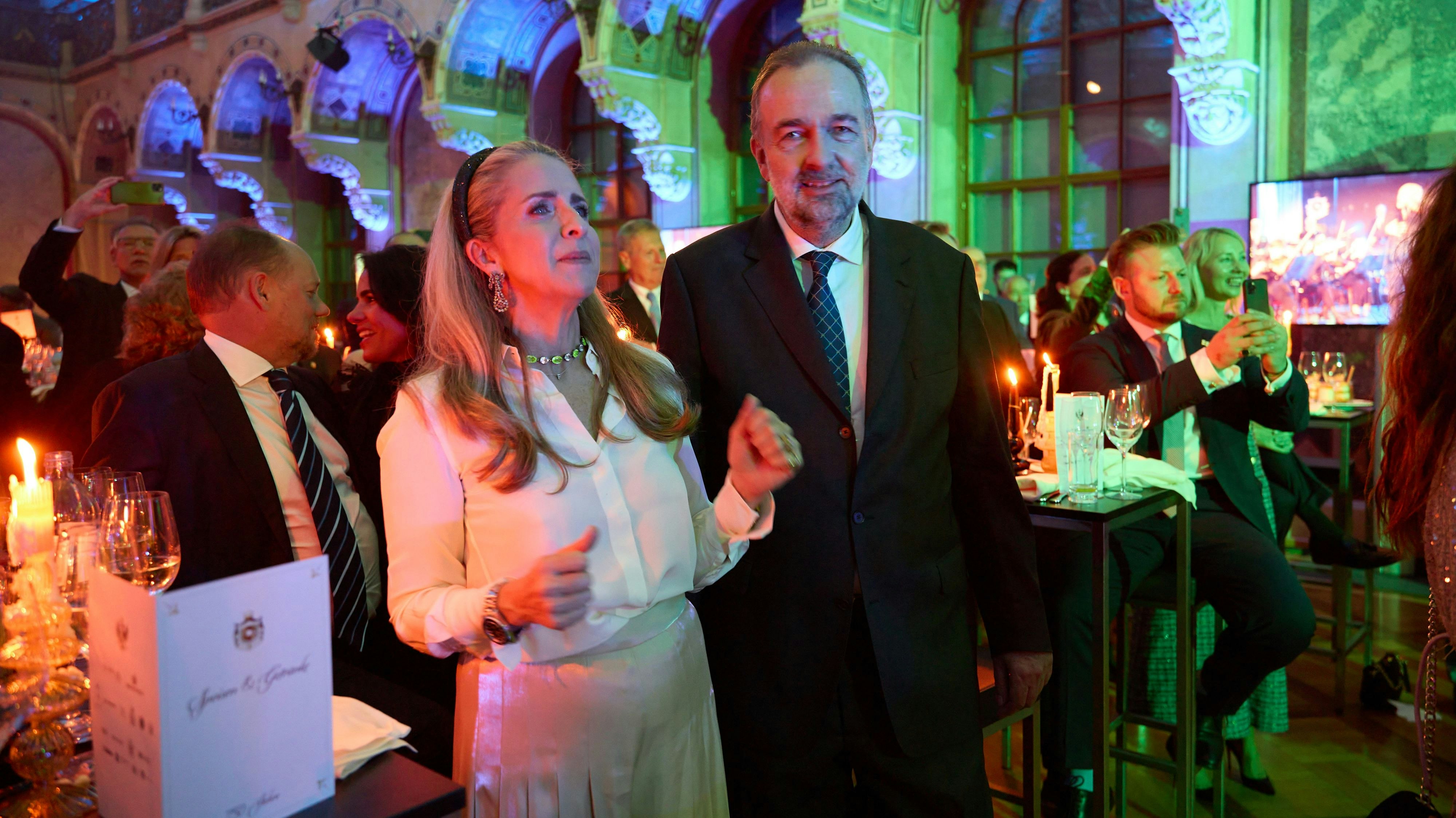 "Der Schatz ist wieder da!" Karl Habsburg und seine zweite Ehefrau Christian Reid beim Fest "750 Jahre Habsburger"