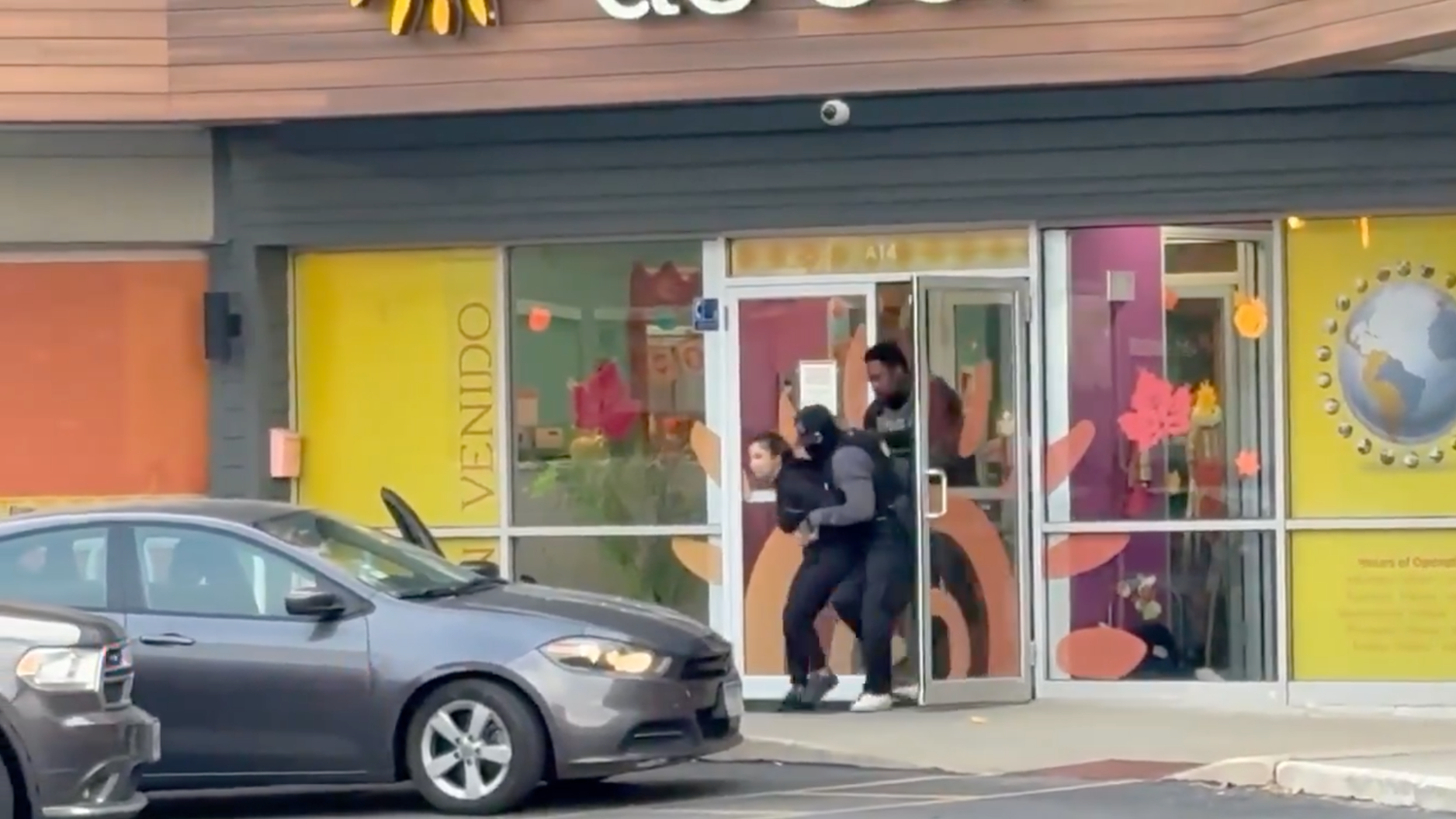 Ein Video zeigt die Festnahme der Kindergärtnerin am Mittwoch, den 5. November 2025