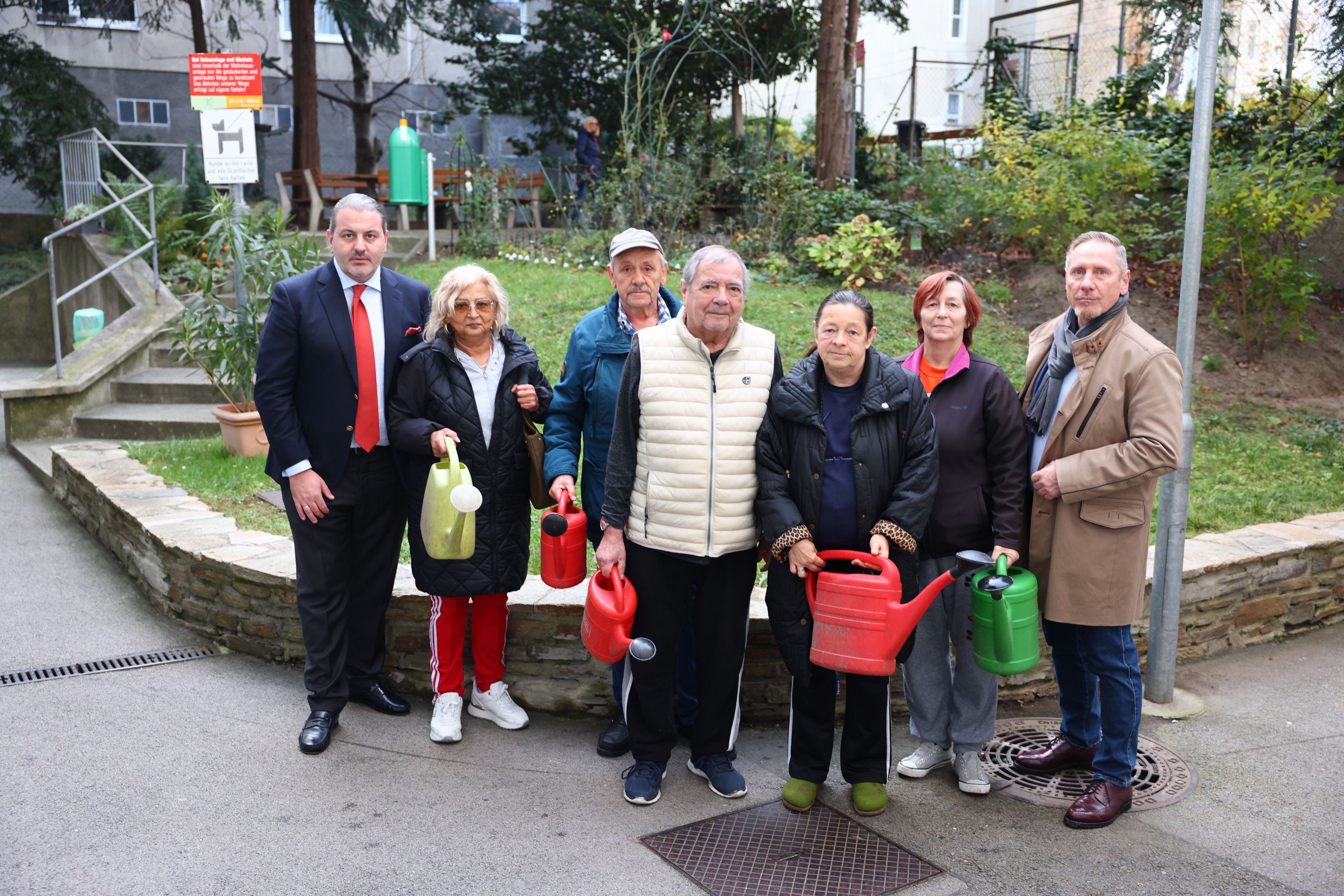 FPÖ-Landtagsabgeordneter Leo Lugner (li.) und Wohn-Ombudsmann Michael Niegl (re.) mit den Bewohnern des Gemeindebaus.