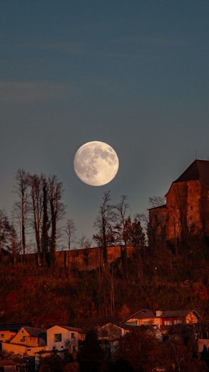 Supermond erleuchtet Österreichs Nachthimmel: Leserfotos zeigen das seltene Naturschauspiel mit beeindruckenden Bildern und spannenden Fakten.