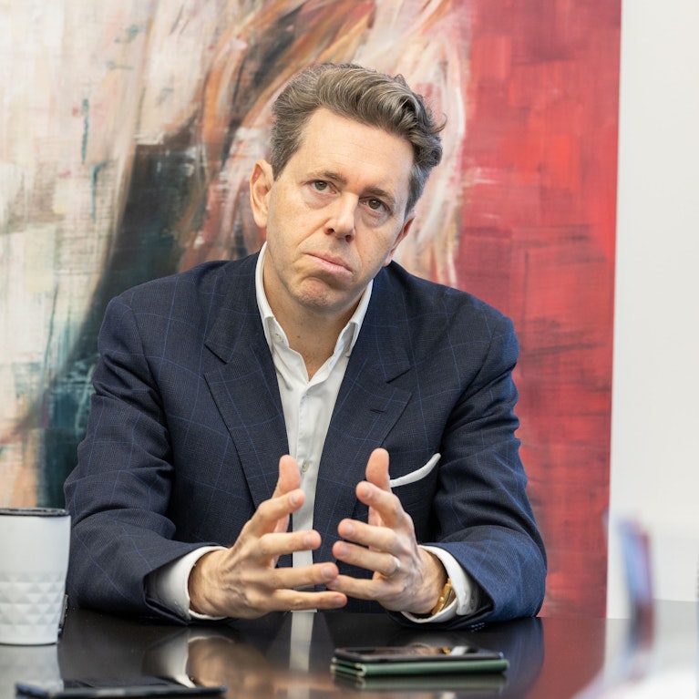 Nach acht Monaten im Amt steht Christian Stocker vor seiner ersten echten Bewährungsprobe. Die Gagen-Affäre in der Kammer erwischte den kränkelnden Kanzler kalt. Jetzt wird sich zeigen, ob er wirklich Macht hat. Im Land, in der Partei und im Kaiserreich.