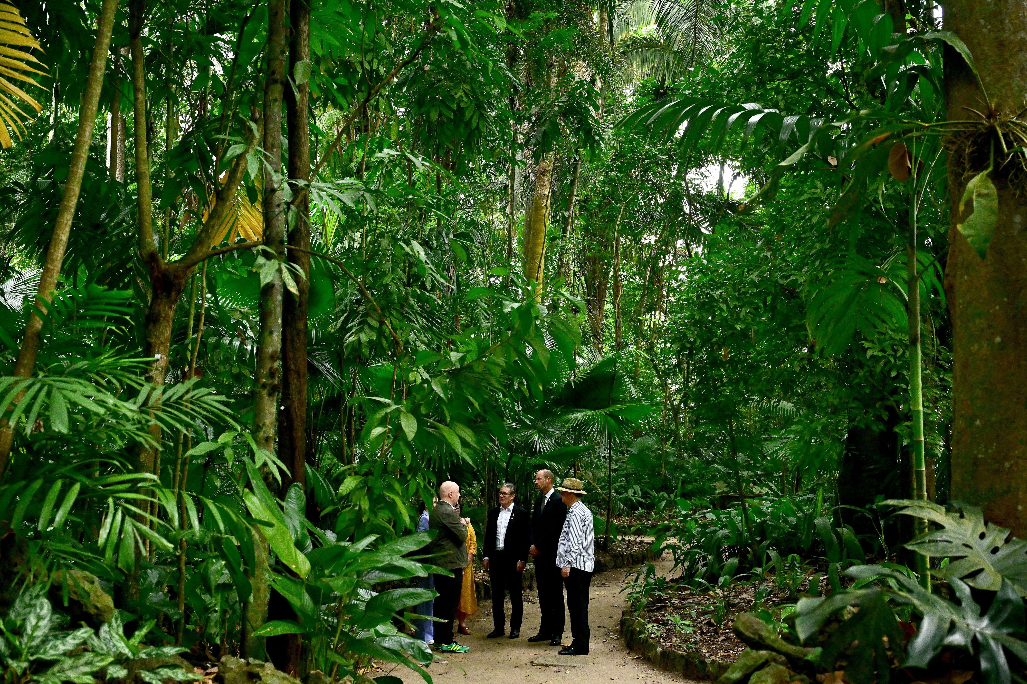 Großbritanniens Prinz William und Premierminister Keir Starmer inspizieren vor dem Klimagipfel die Lage im Amazonasgebiet