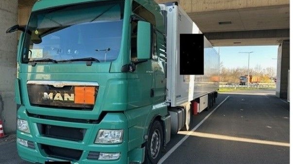 Heute.at - Gefahrgut-Lkw gestoppt! Chemikalien liefen aus