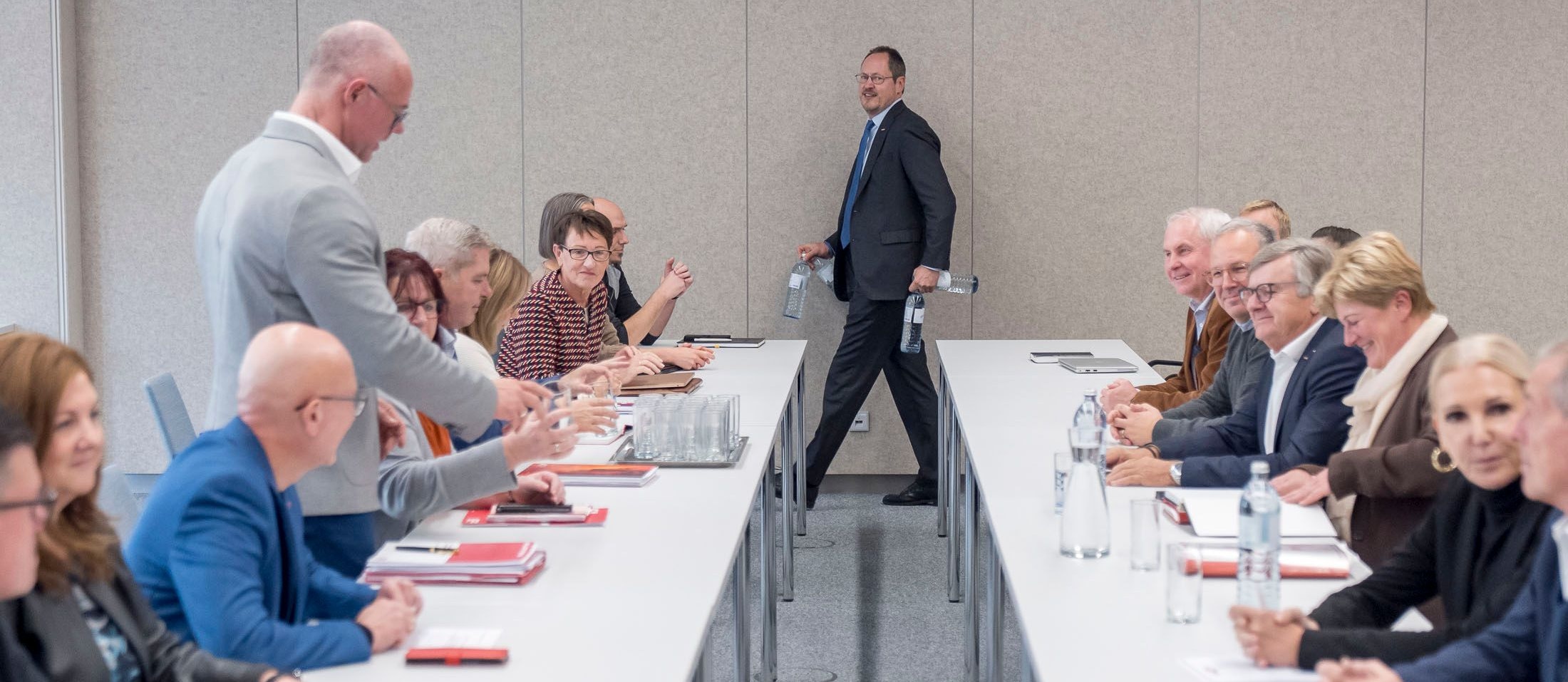 ... und Rainer Trefelik, der Chefverhandler der Wirtschaftskammer, macht den Wasserträger