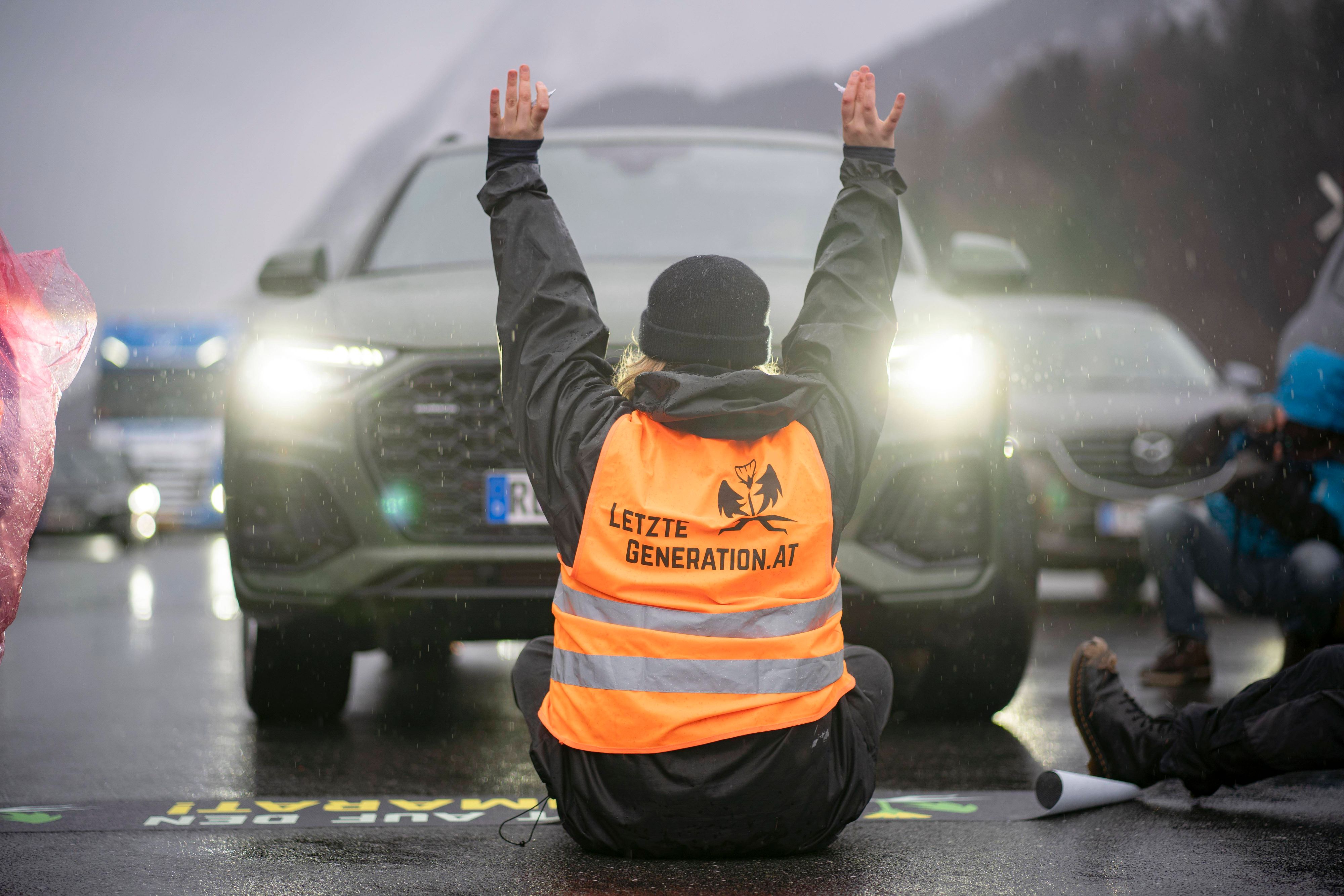 Die Letzte Generation forderte eine CO₂-Reduktion durch ein 100er-Limit auf Autobahnen ein. Dieses Bild wurde am 22. Dezember 2023 auf der A12 nahe der deutschen Grenze aufgenommen. Inzwischen kleben sie nicht mehr.