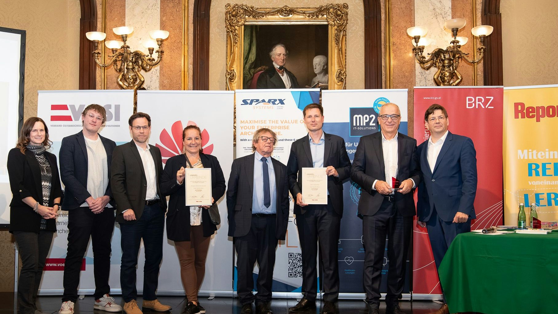 Preisverleihung eAward 2025, (v.l.n.r.): Catharina Rieder (Mitglied der Jury), Nathan Coyle (Projektleitung AIT), Michael Mürling (AIT), Verena Serini (AIT), Wolfgang Grabuschnig (AIT), Tobias Lang (Austrian Centre for Peace), Helmut Leopold (Initiator, AIT), Martin Szelgrad (Report Verlag).