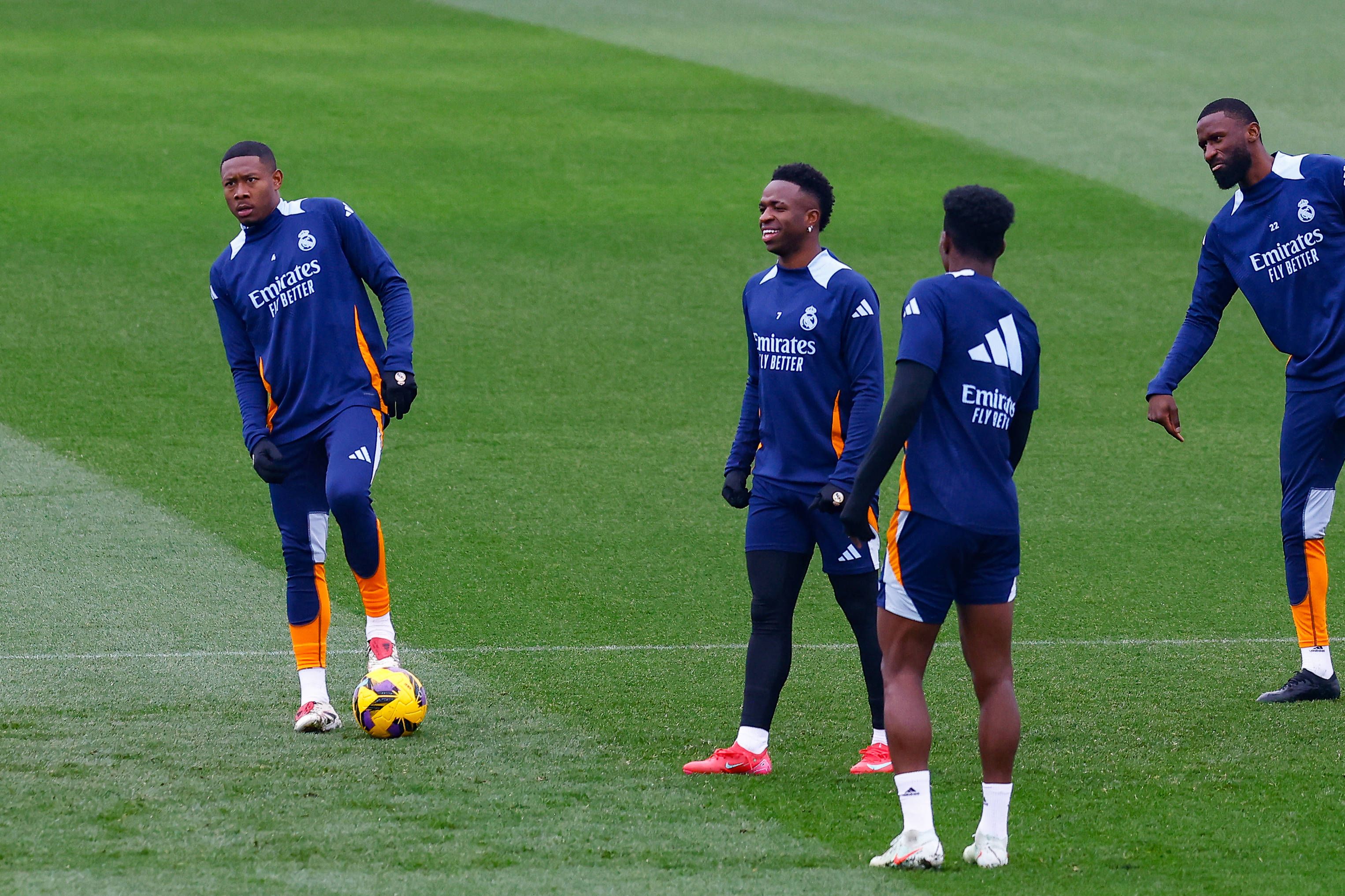 David Alaba (l.) ist wieder im Training bei Real.