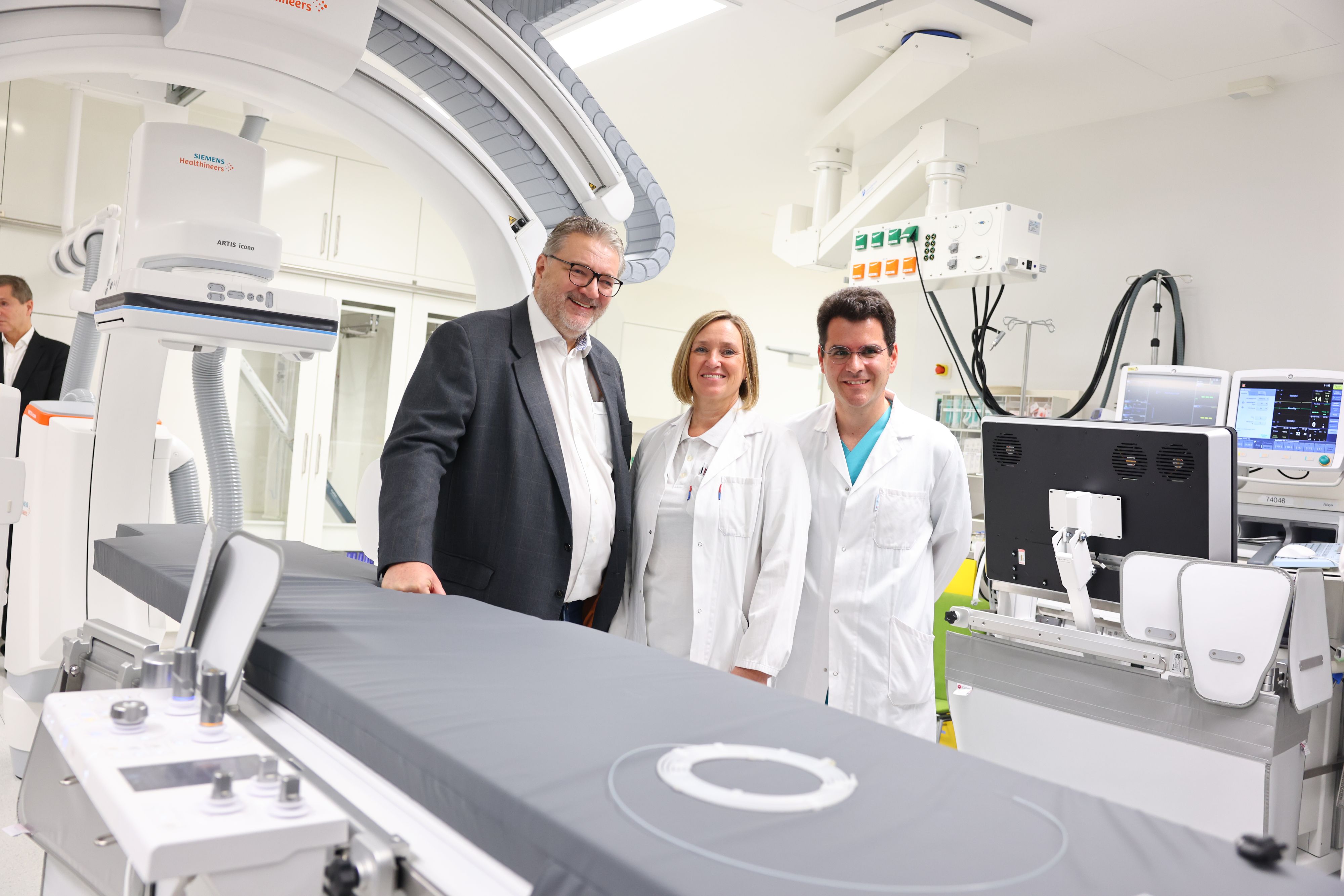 Gesundheitsstadtrat Peter Hacker&nbsp;(links) sah sich die neue biplane Angiographie-Anlage an.
