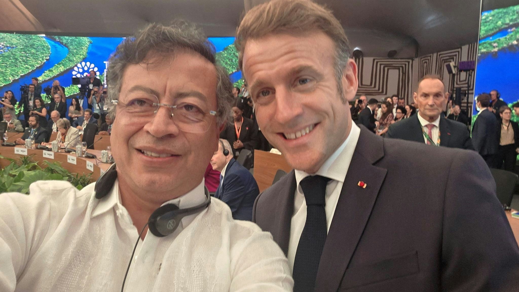 Wird der Klimagipfel zur Selfie-Show? Frankreichs Präsident Emmanuel Macron, Kolumbiens Präsident Gustavo Petro 