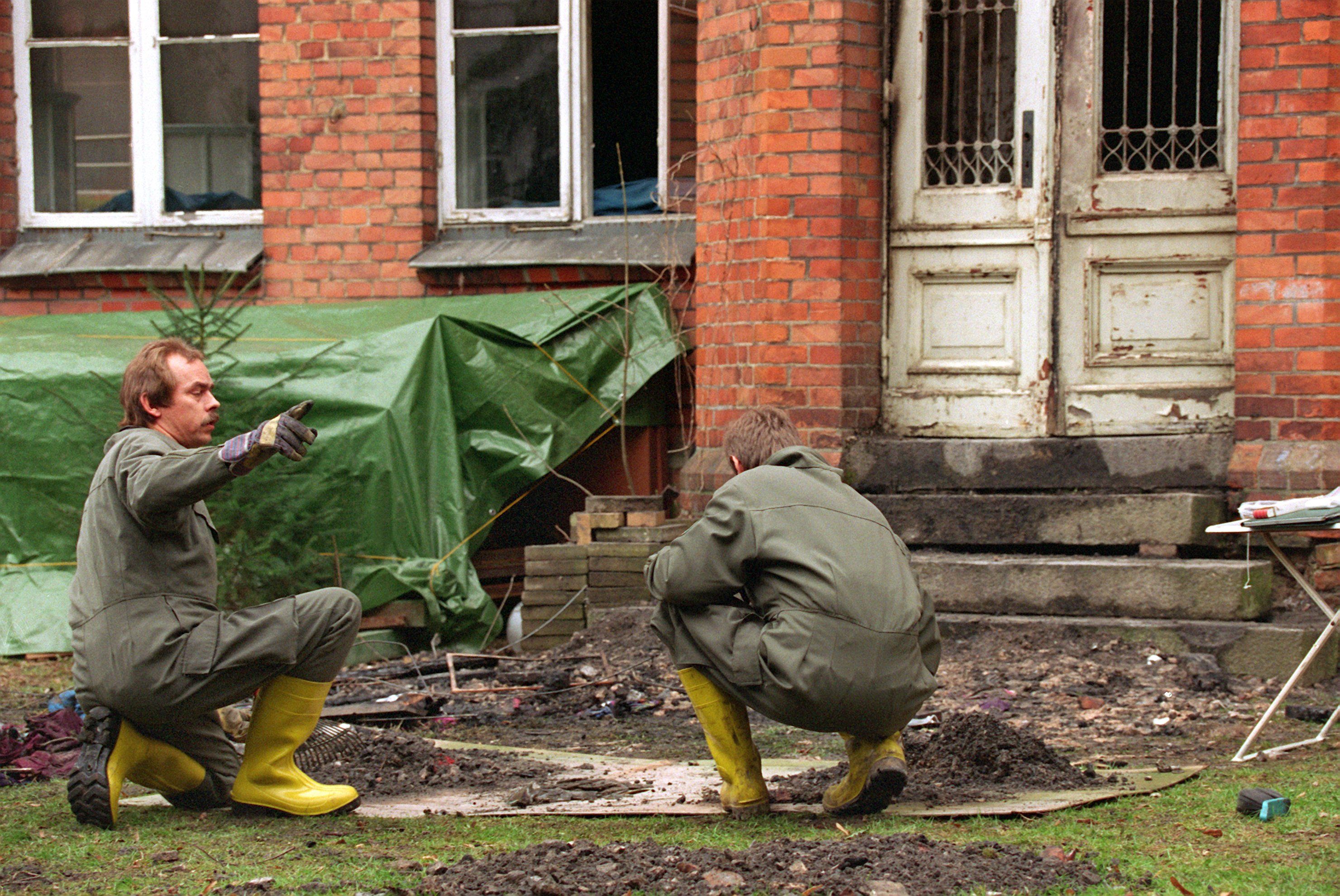 Der Anlass war ein Brandanschlag von Neonazis auf die Synagoge in Lübeck im April 1994. Im Bild: Spurensicherung am Tatort.