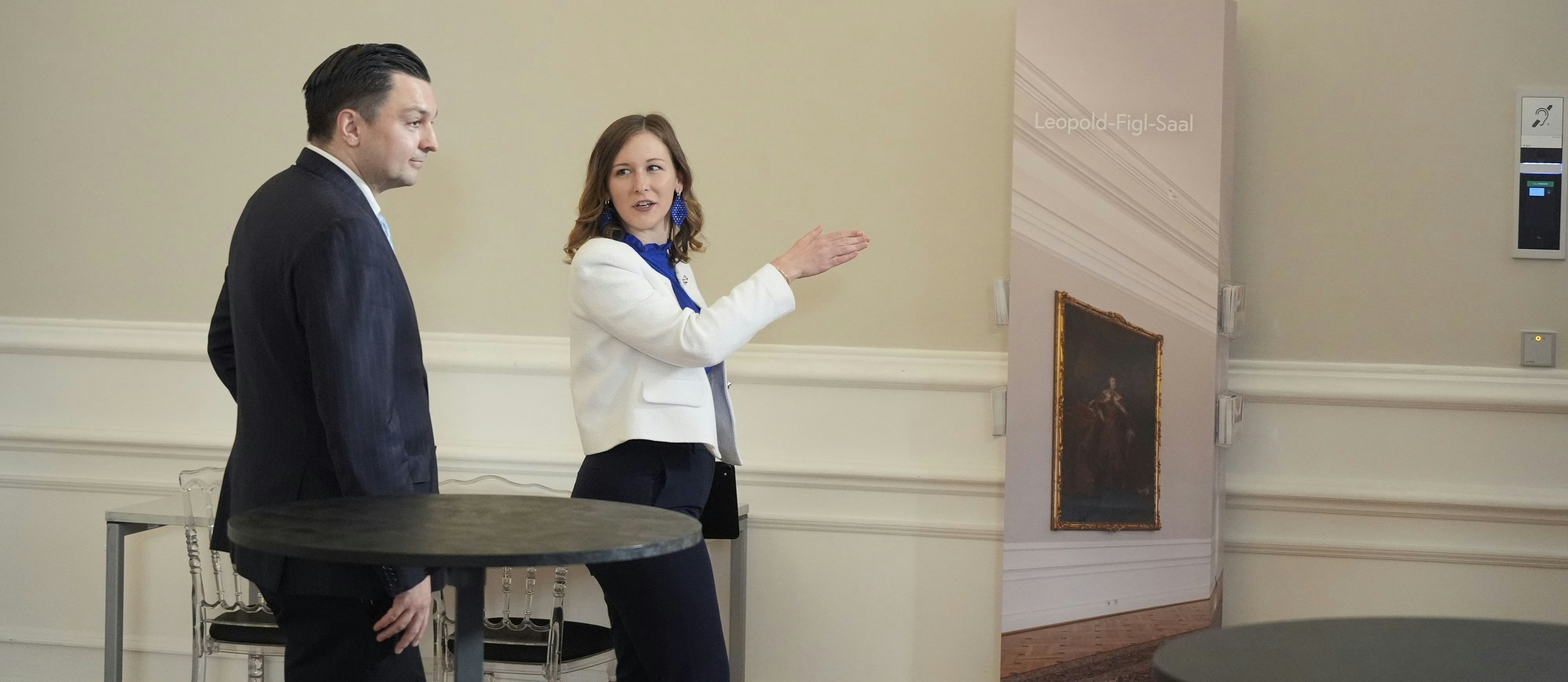 Claudia Plakolm mit dem finnischen Europaminister Joakim Strand: Da geht's raus aus dem Kanzleramt ...