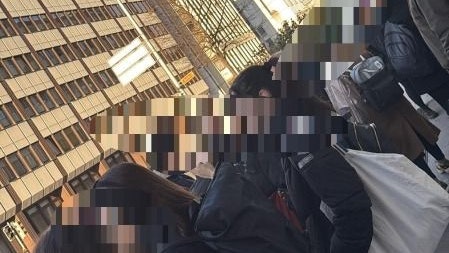 Zahlreiche Schüler wurden umgehend aus dem Gebäude gebracht. 