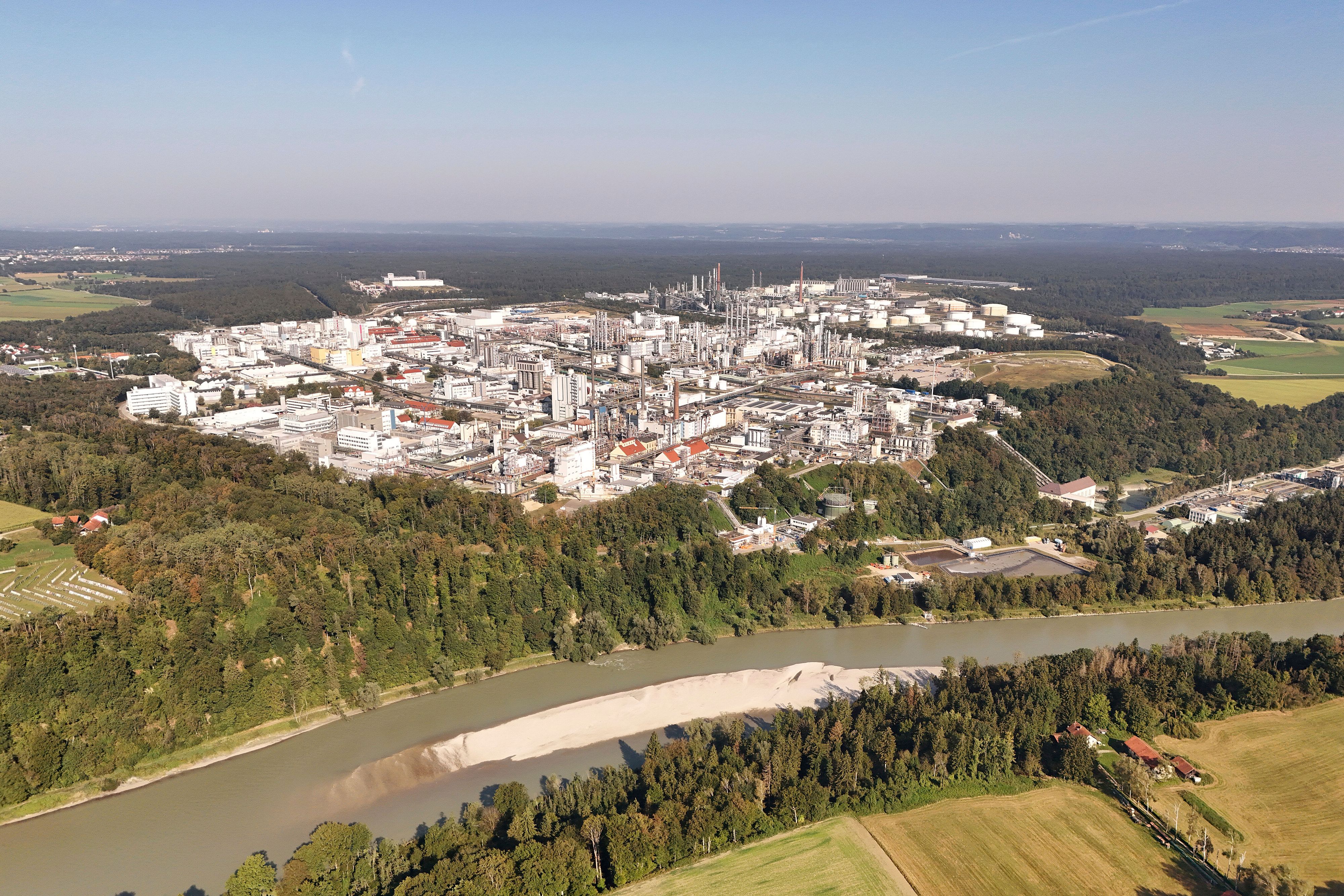 Das riesige Werk von Wacker in Burghausen (D) liegt direkt an der Grenze zu OÖ.