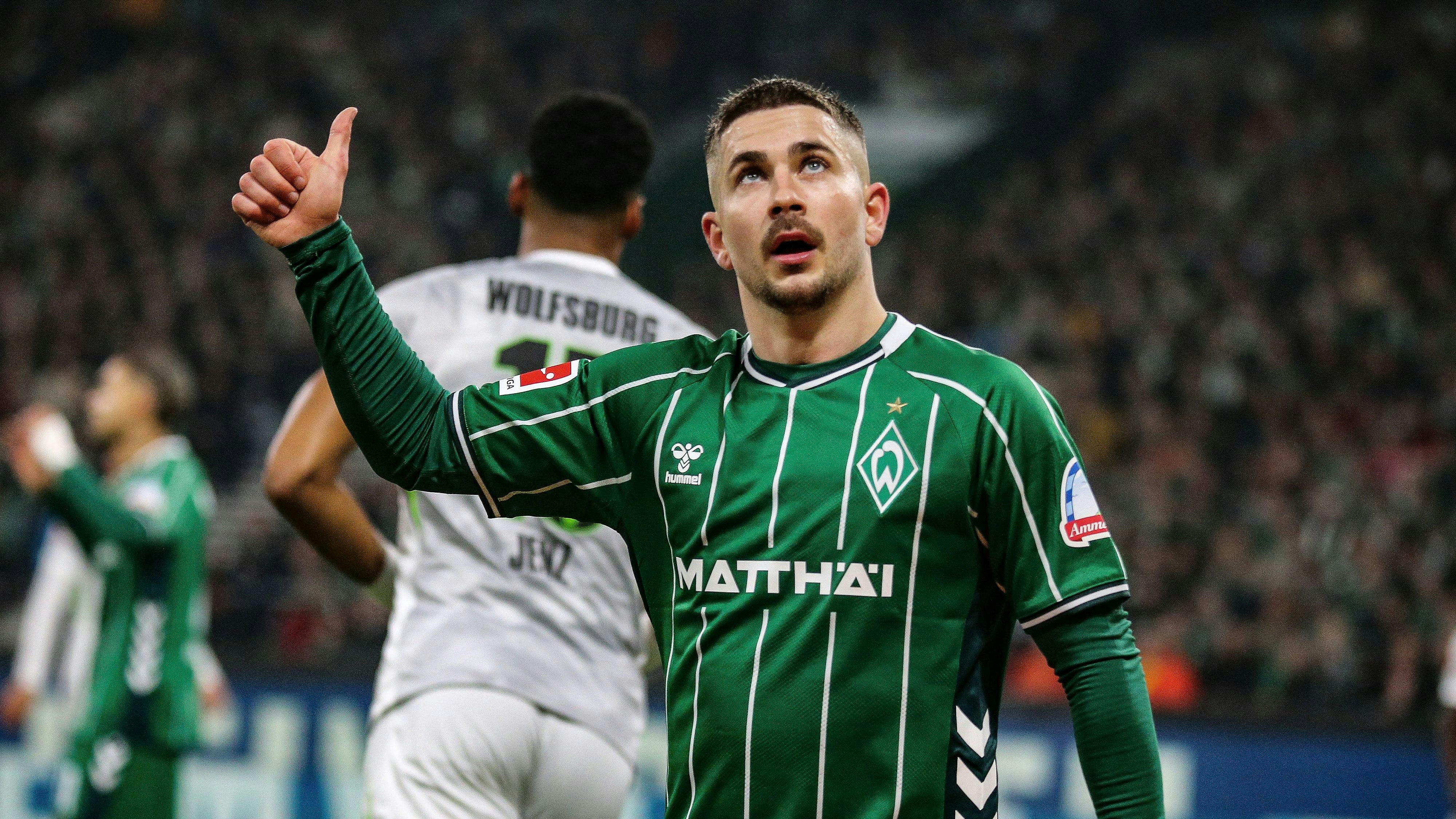 07.11.2025, xmohx, Fussball 1.Bundesliga, SV Werder Bremen - VfL Wolfsburg v.l. Romano Schmid SV Werder Bremen gibt Anweisungen, gestikuliert, mit den Armen gestikulieren gives instructions, gesticulate DFL/DFB REGULATIONS PROHIBIT ANY USE OF PHOTOGRAPHS as IMAGE SEQUENCES and/or QUASI-VIDEO Bremen *** 07 11 2025, xmohx, Soccer 1 Bundesliga, SV Werder Bremen VfL Wolfsburg v l Romano Schmid SV Werder Bremen gives instructions, gesticulates, gesticulate with arms gives instructions, gesticulate DFL DFB REGULATIONS PROHIBIT ANY USE OF PHOTOGRAPHS as IMAGE SEQUENCES and or QUASI VIDEO Bremen