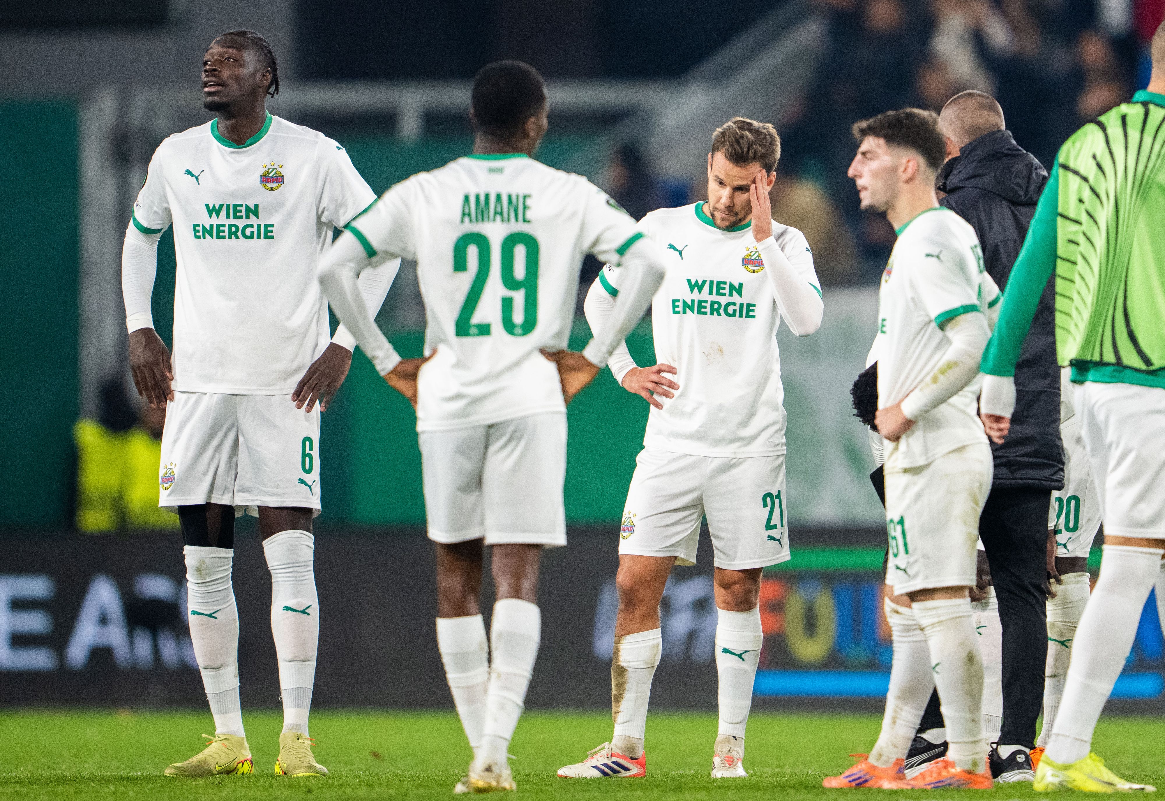 Die Rapid-Spieler nach der nächsten Niederlage in der Conference League.