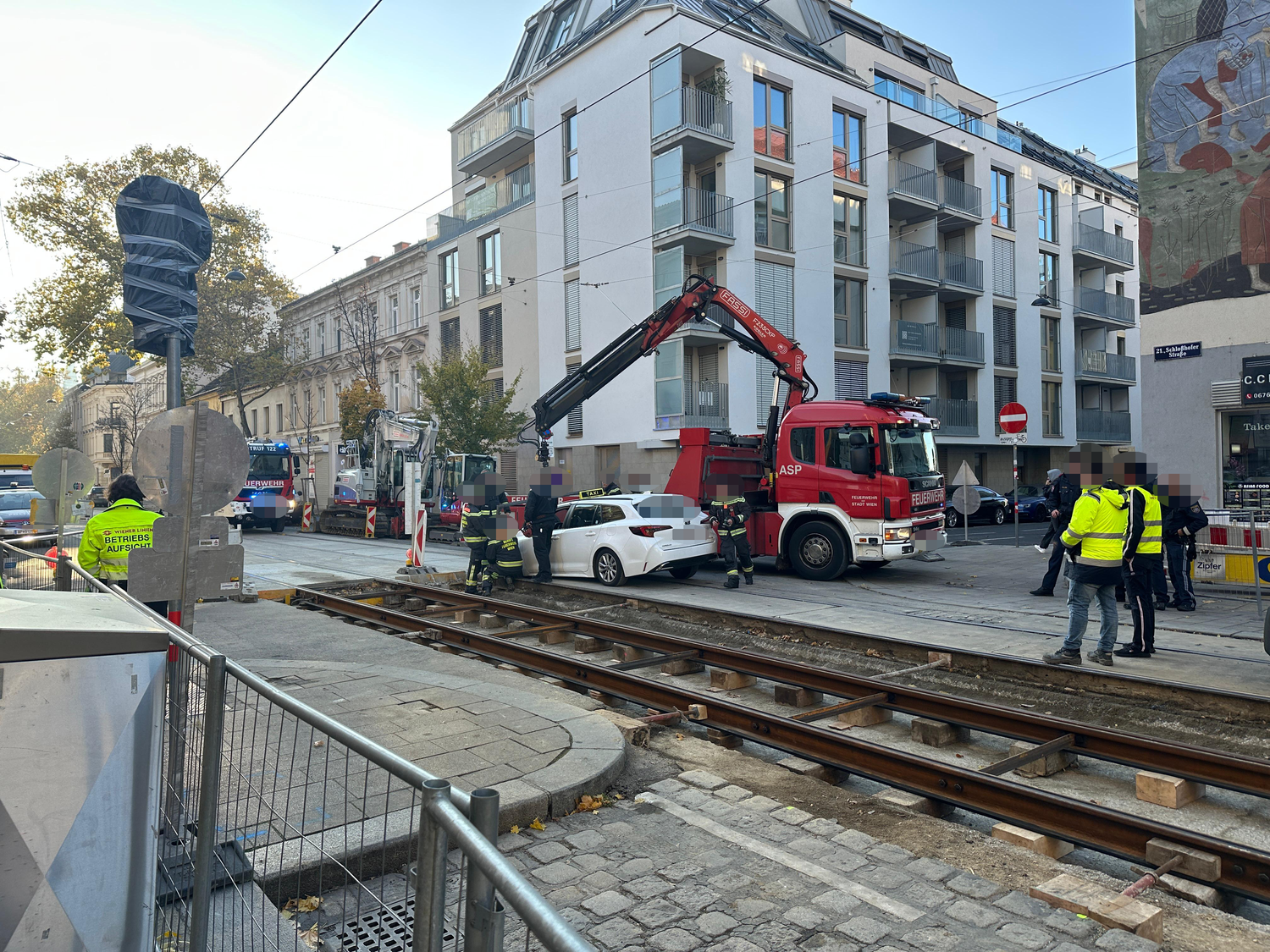 Das Auto blieb im Bereich der Gleise hängen.