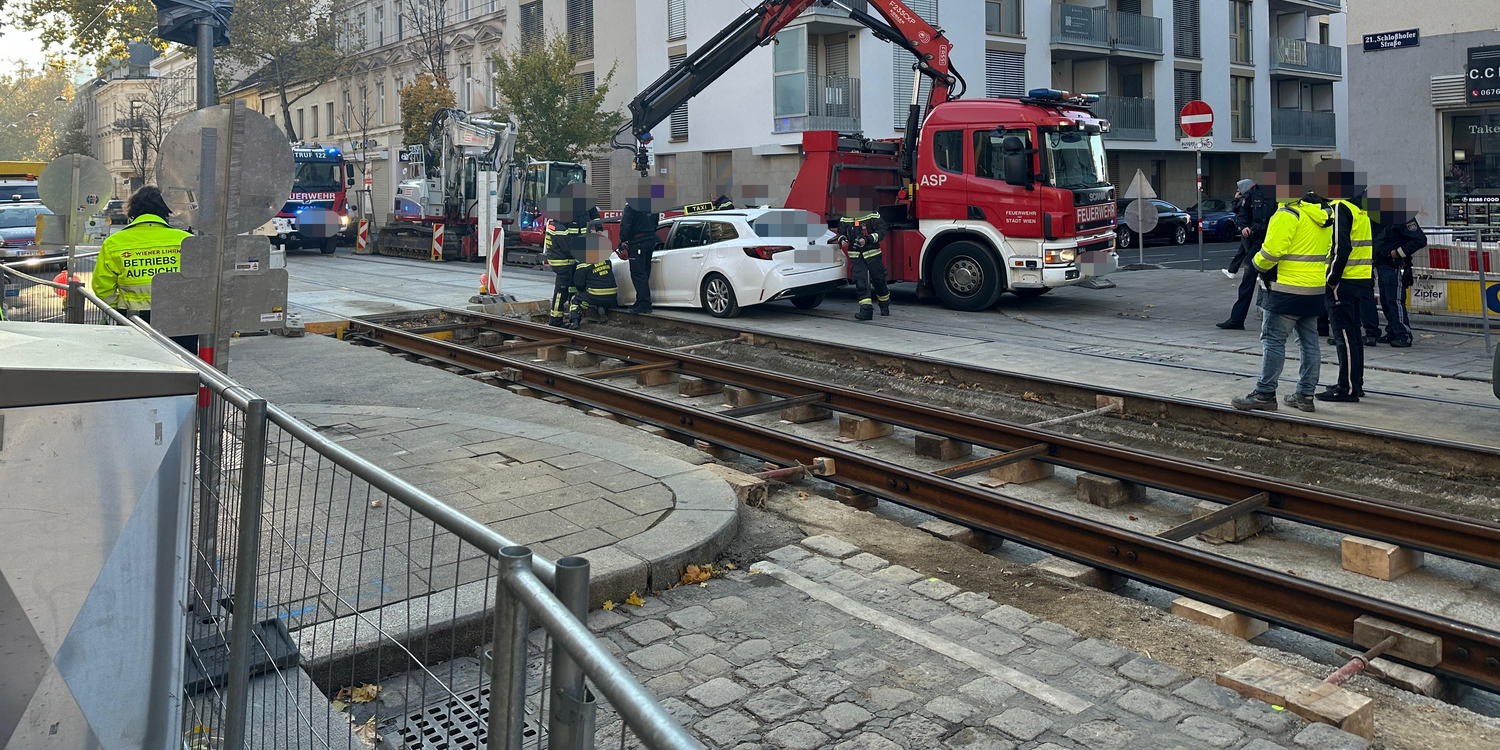 Heute.at - Großeinsatz in Wien! Taxi bleibt in Gleisbett stecken