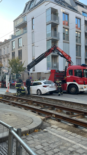 Großeinsatz Floridsdorf: Taxi bleibt im Gleisbett stecken, Straßenbahnlinien in Wien am Freitagvormittag gestört, Verspätungen und Umleitungen.