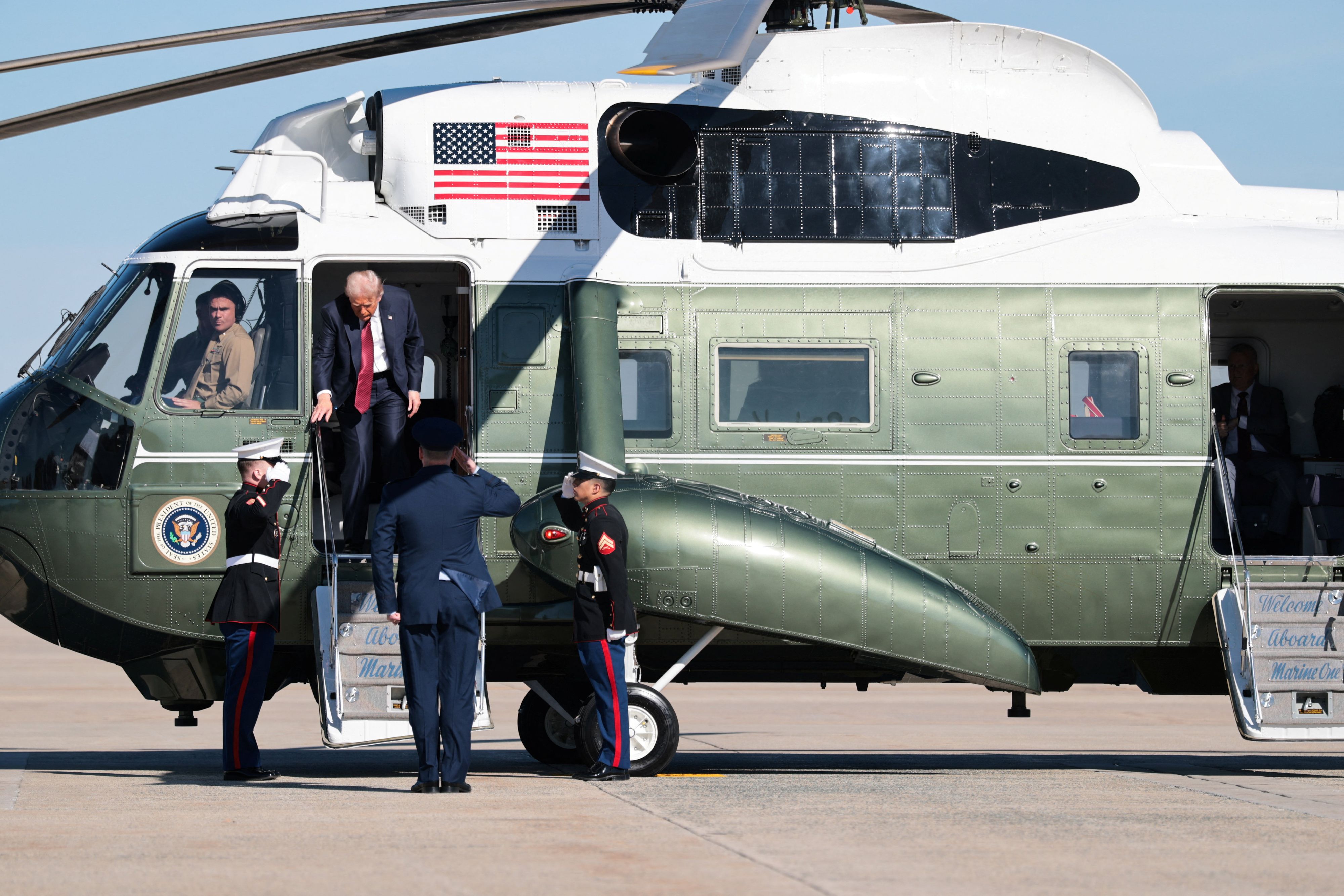 Wegen eines verdächtigen Pakets auf der Joint Base Andrews im US-Bundesstaat Maryland mussten sieben Personen hospitalisiert werden.