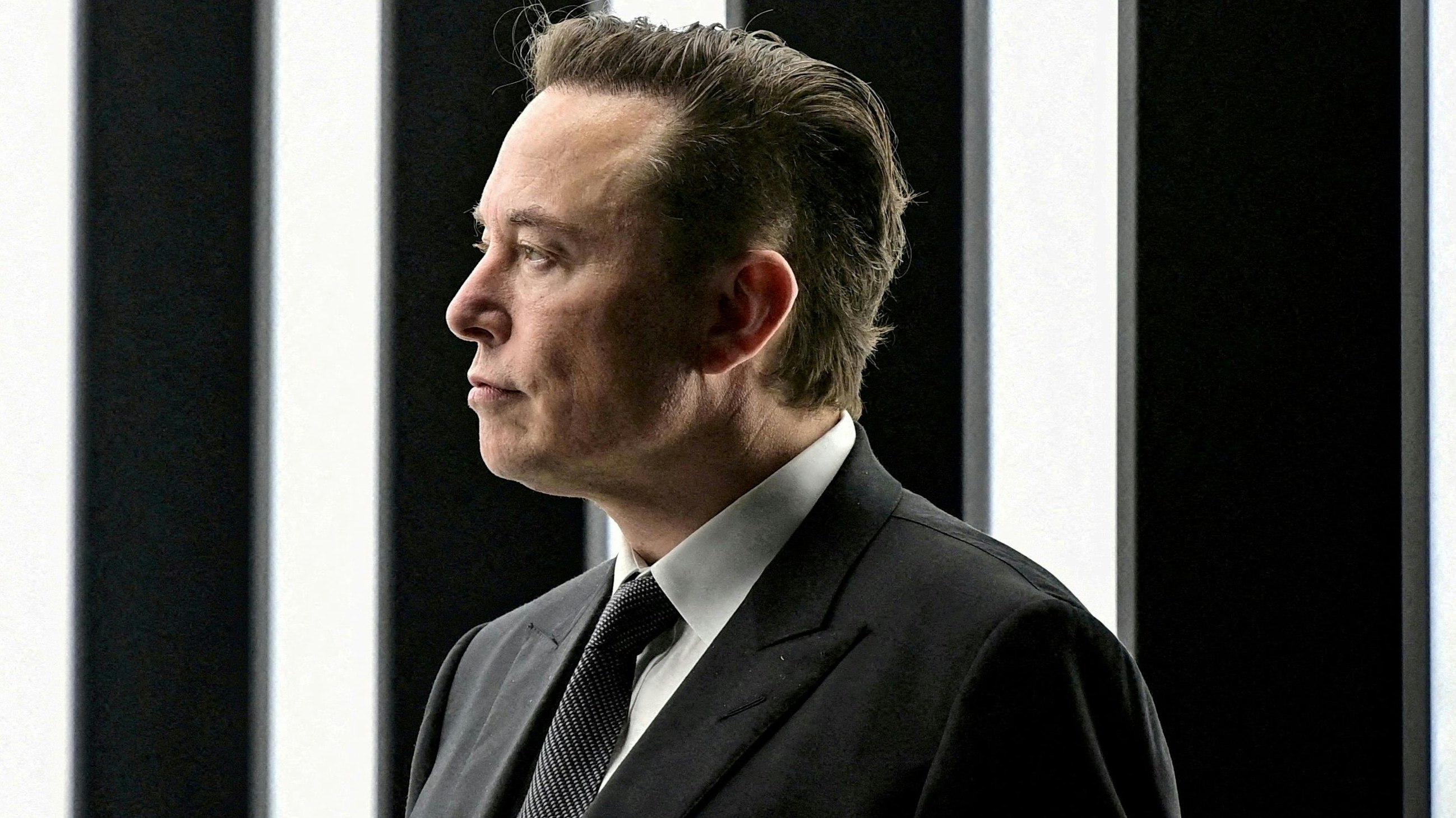 Tesla stellt ihm eine 1 Billion Dollar Prämie in Aussicht