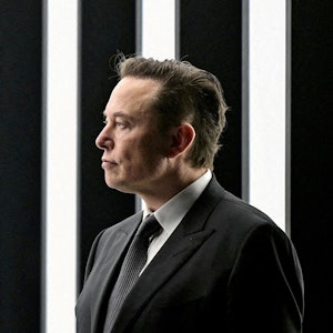 Wie Elon Musk der erste Billionär der Geschichte wird