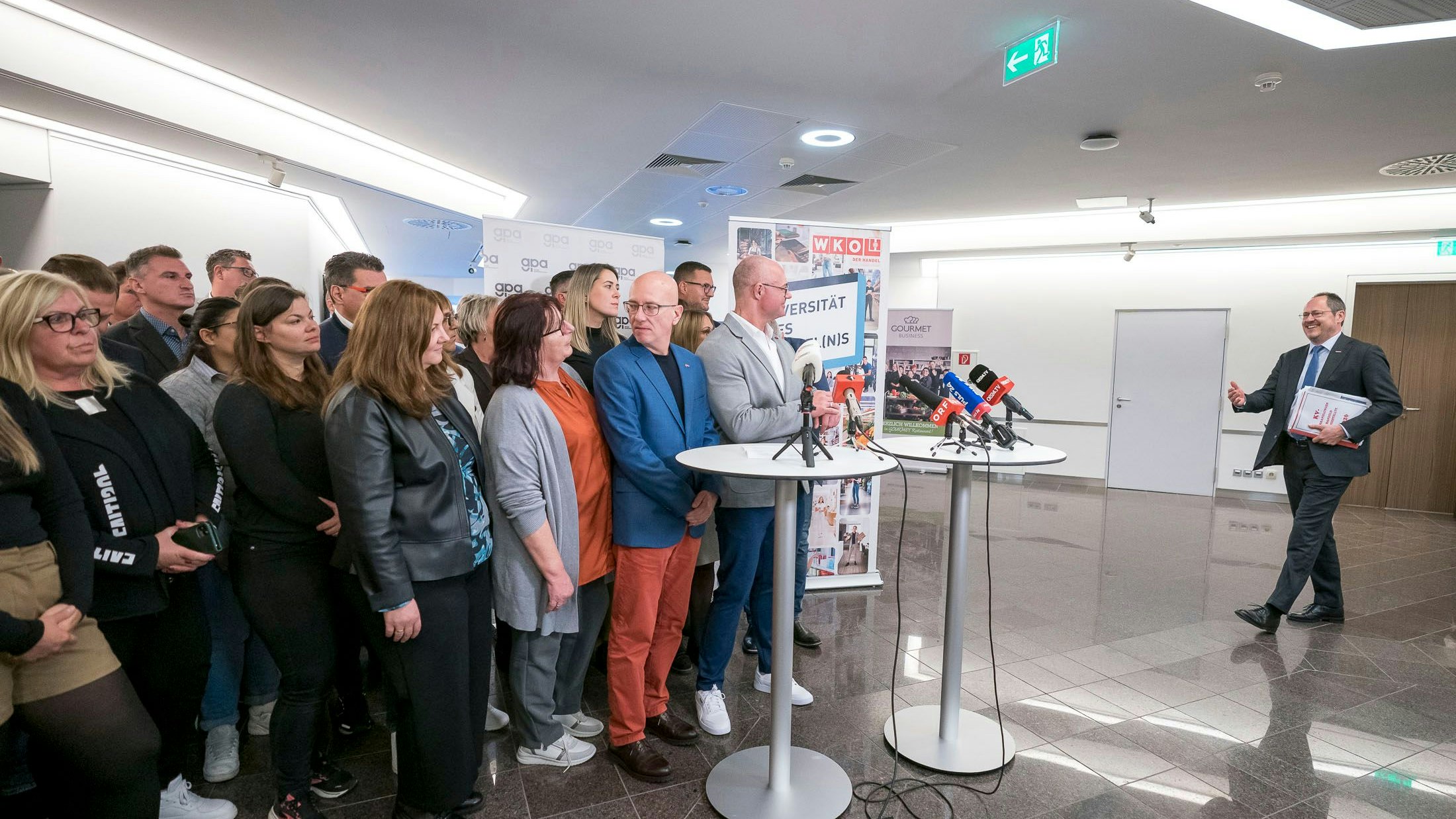 So schauen Lohnverhandlungen aus, wie hier bei den Handelsangestellten: Die einen warten draußen ...