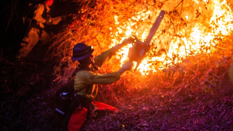 Von Kalifornien bis in die Arktis: Brände, die schon als gelöscht galten, brechen nach Monaten wieder aus. Sie schlummern unentdeckt im Erdreich. Das Phänomen der Zombie-Feuer ist kaum erforscht, stellt die Welt aber vor ein Problem: wie schützt man sich davor?
