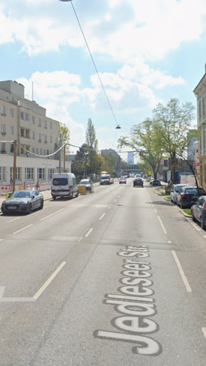 Raub in Wiener Trafik: Messerangriff in Floridsdorf, Täter auf der Flucht. Polizei ermittelt, niemand verletzt. Aktuelle Infos zum Fall.