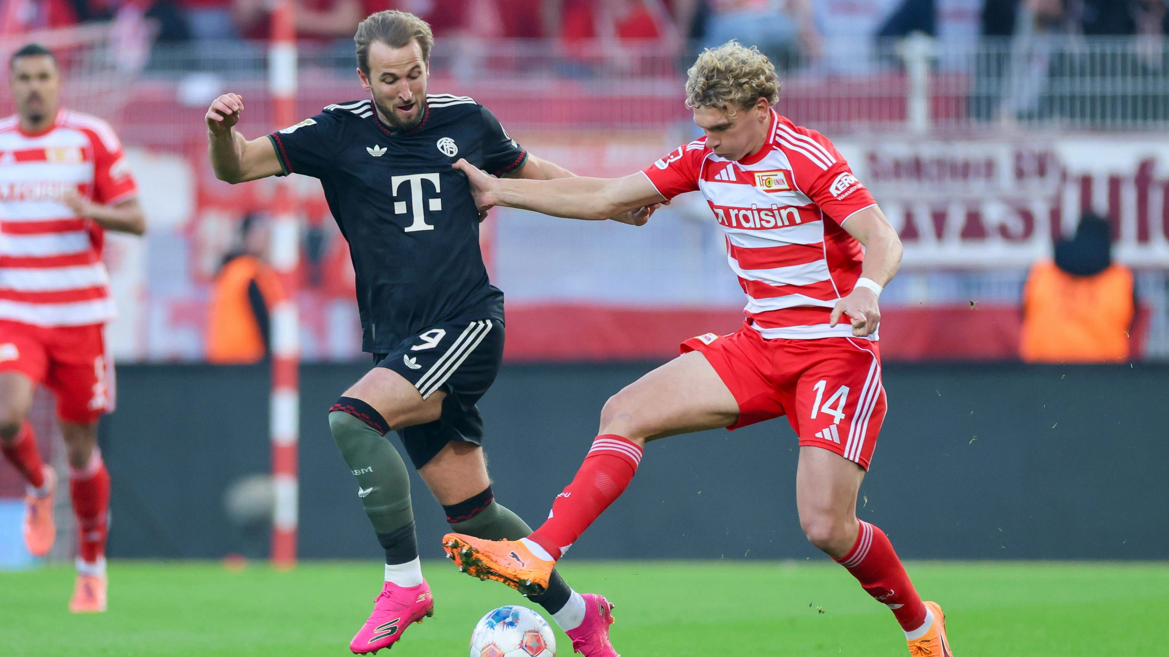 Harry Kane FC Bayern Muenchen und Leopold Querfeld 1. FC Union Berlin kaempfen um den Ball, Bundesliga, 1. FC Union Berlin v FC Bayern München, Stadion An der Alten Försterei am 08. November 2025 in Berlin, Deutschland. Foto von Marco Steinbrenner/DeFodi Images Harry Kane FC Bayern Muenchen und Leopold Querfeld 1. FC Union Berlin battle for the ball, Bundesliga, 1. FC Union Berlin v FC Bayern München, Stadion An der Alten Försterei, November 8, 2025 in Berlin, Germany. Photo by Marco Steinbrenner/DeFodi Images DFL regulations prohibit any use of photographs as image sequences and/or quasi-video. / not used for Axel Springer / ZDF *** Harry Kane FC Bayern Muenchen and Leopold Querfeld 1 FC Union Berlin battle for the ball, Bundesliga, 1 FC Union Berlin v FC Bayern München, Stadion An der Alten Försterei, November 8, 2025 in Berlin, Germany Photo by Marco Steinbrenner DeFodi Images Harry Kane FC Bayern Muenchen and Leopold Querfeld 1 FC Union Berlin battle for the ball, Bundesliga, 1 FC Union Berlin v FC Bayern München, Stadion An der Alten Försterei, November 8, 2025 in Berlin, Germany Photo by Marco Steinbrenner DeFodi Images DFL regulations prohibit any use of photographs as image sequences and or quasi video not used for Axel Springer ZDF