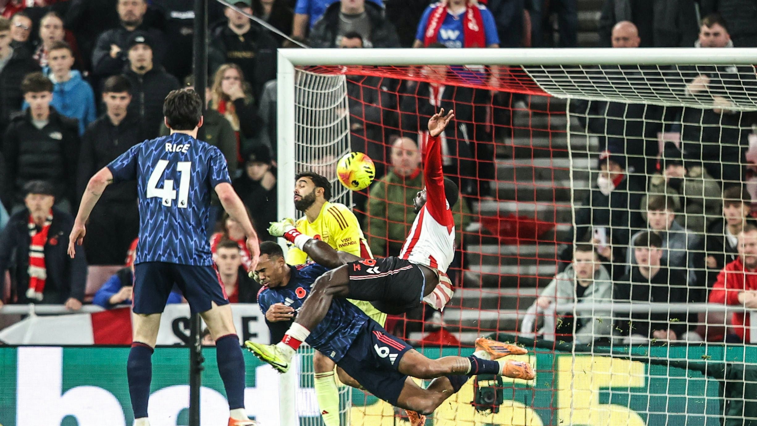 Heute.at - Tabellenführer Arsenal gibt Sieg spät aus der Hand