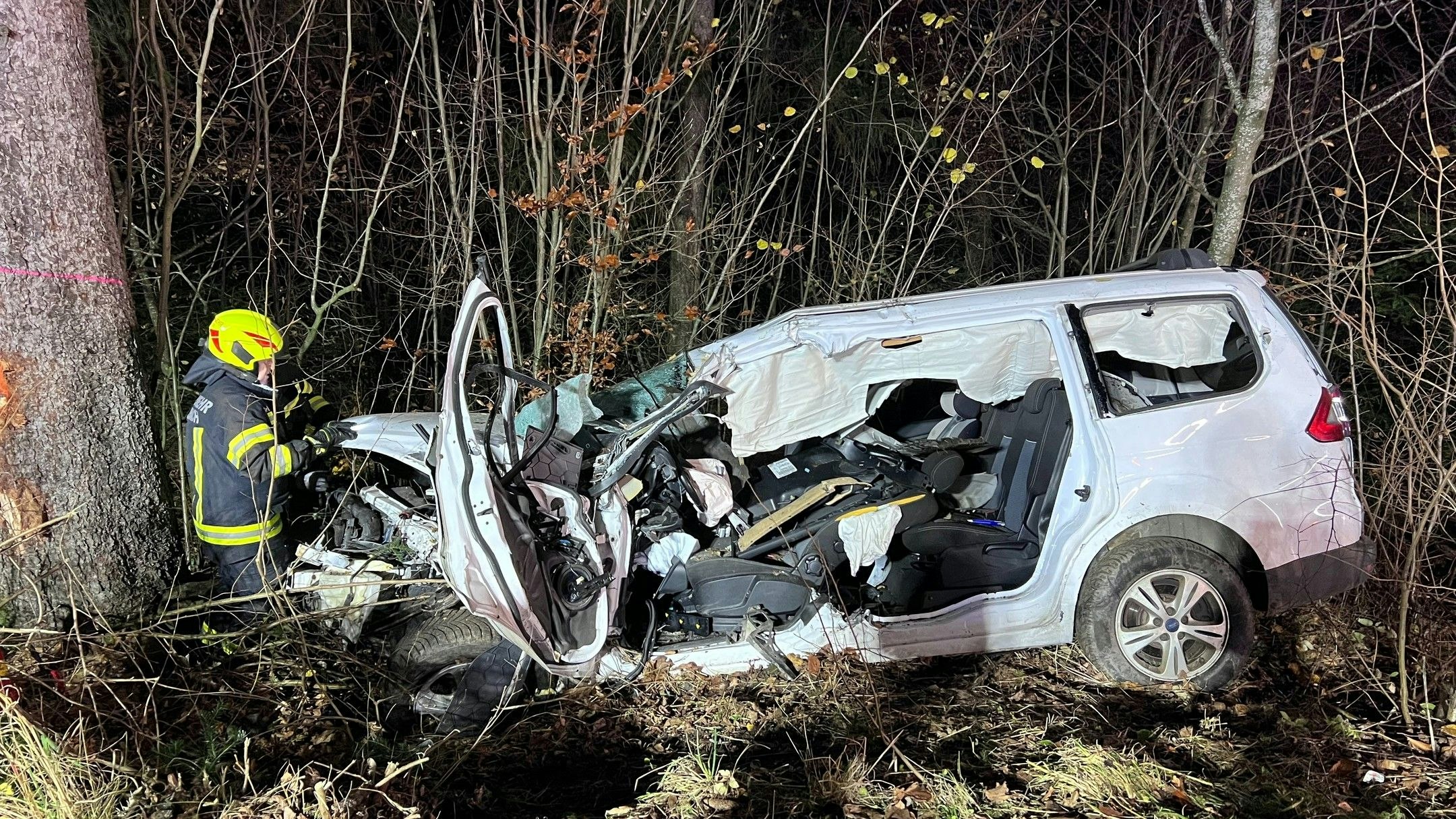 Heute.at - Frontal gegen Baum! Fahranfänger überlebt Horror-Crash