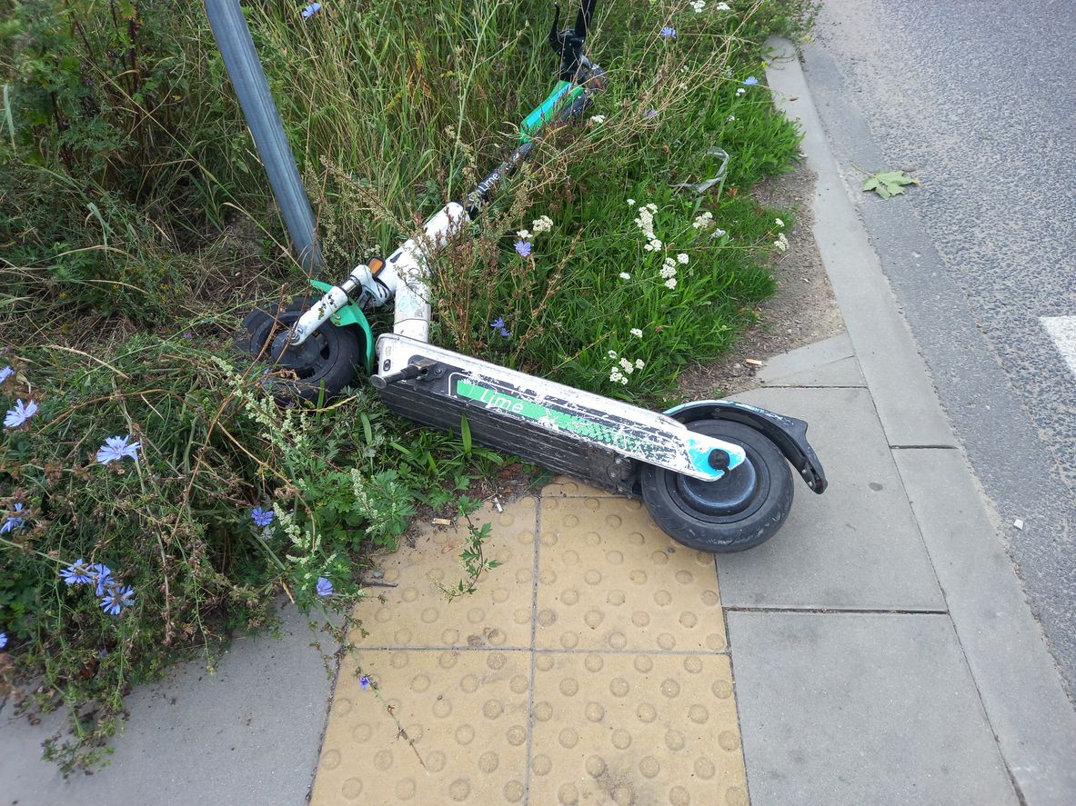 Die Lenkerin des E-Scooters wurde vom sturzbetrunkenen Lenker erfasst und zurückgelassen. Symbolbild. 