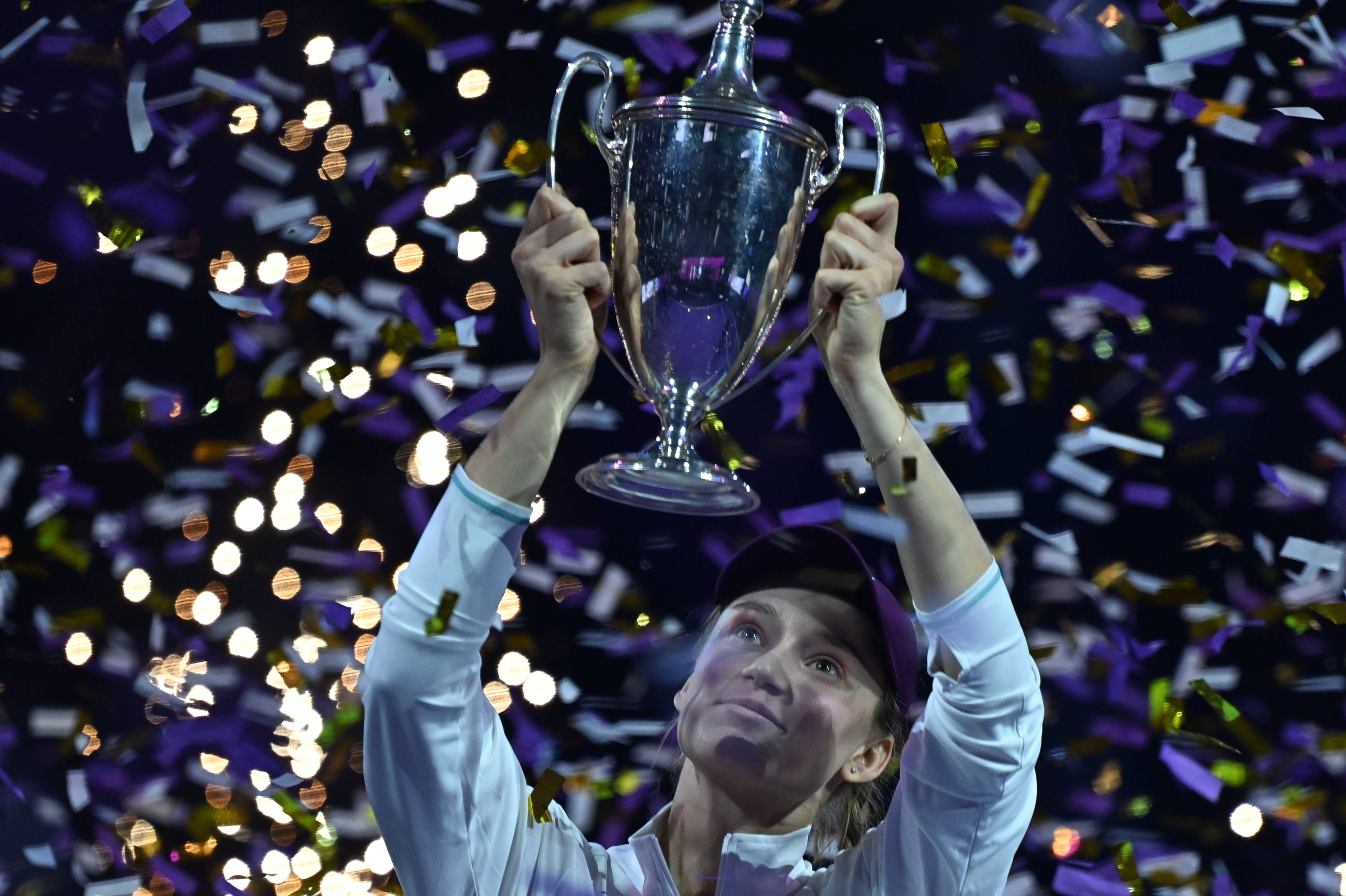 Jelena Rybakina jubelt über ihren Sieg.