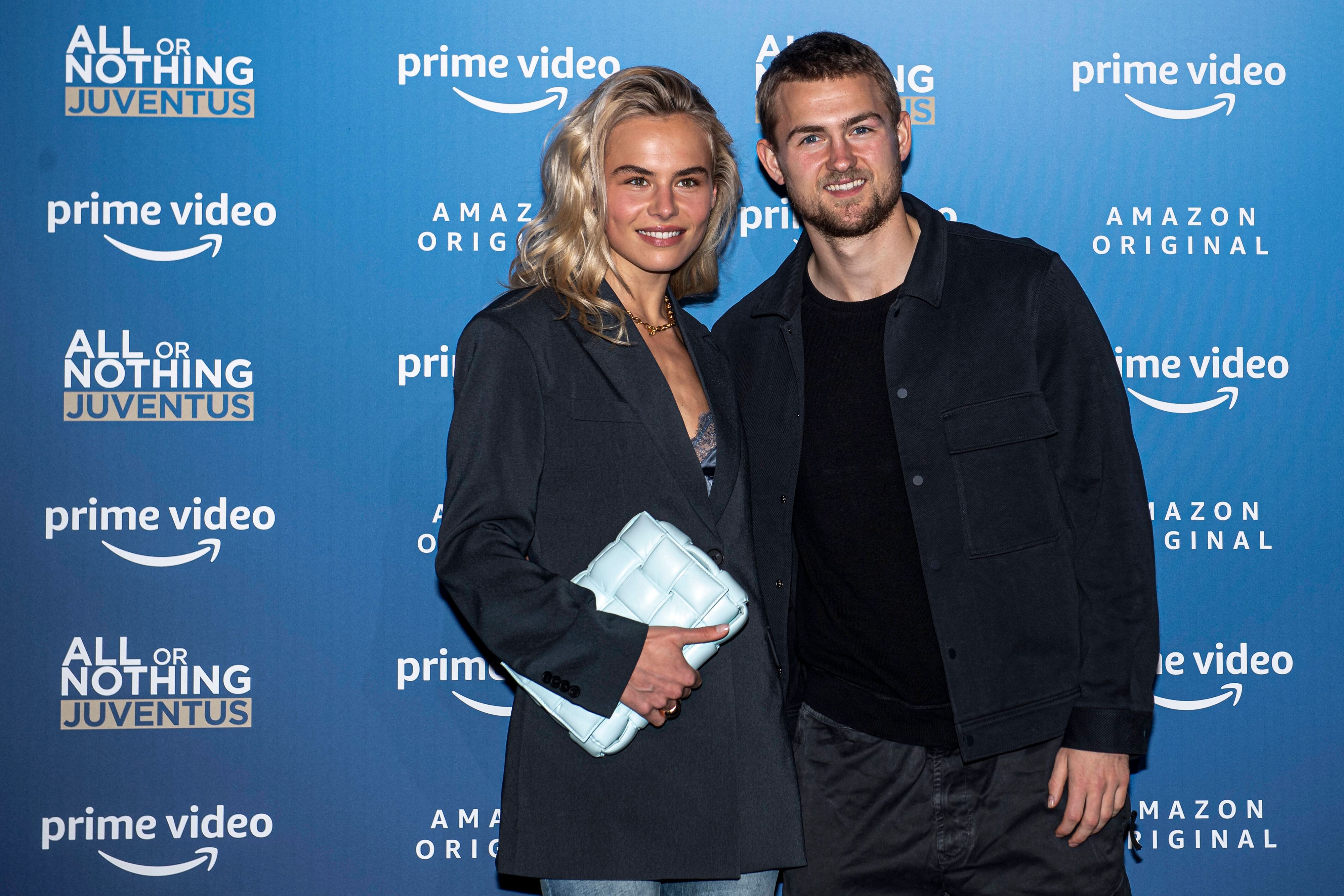 Heute.at - Frau von Fußballstar zeigt sich, wie Gott sie schuf