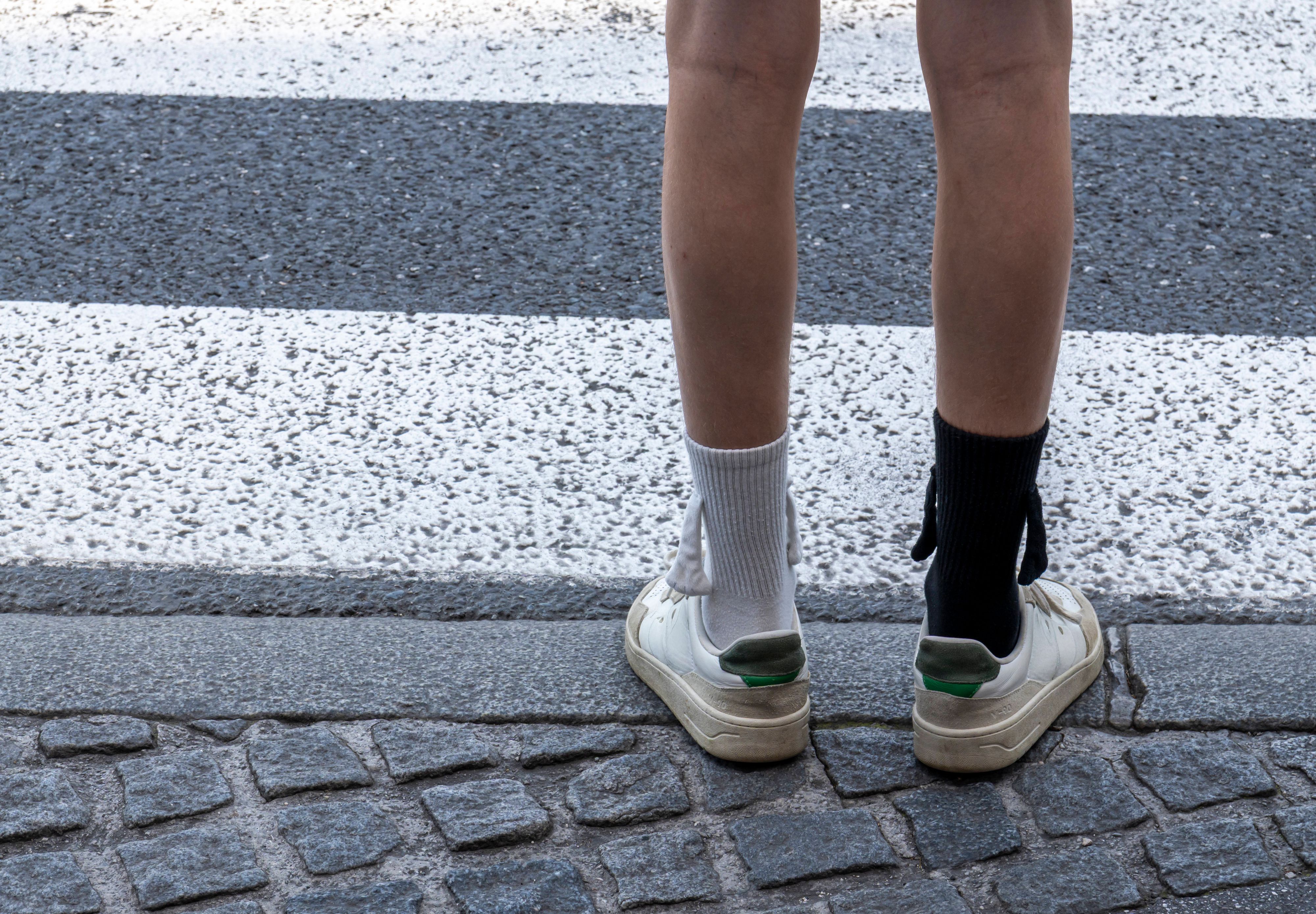 Der Bus erfasste den Steirer, dieser wurde im Bereich des rechten Fußes vom Reifen überrollt. (Symbolbild)