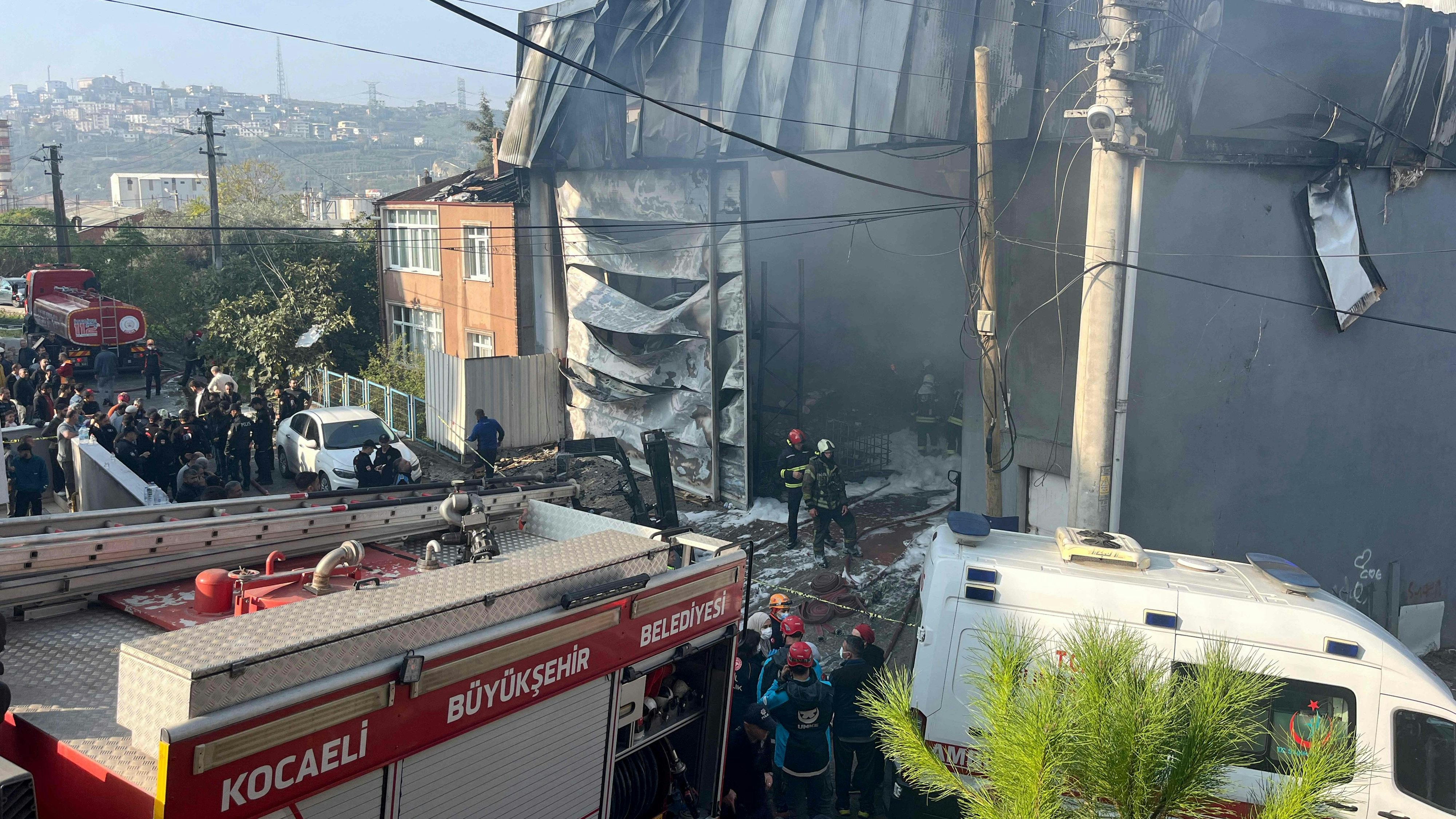 Heute.at - Sechs Tote bei Brand in Parfümlager in der Türkei