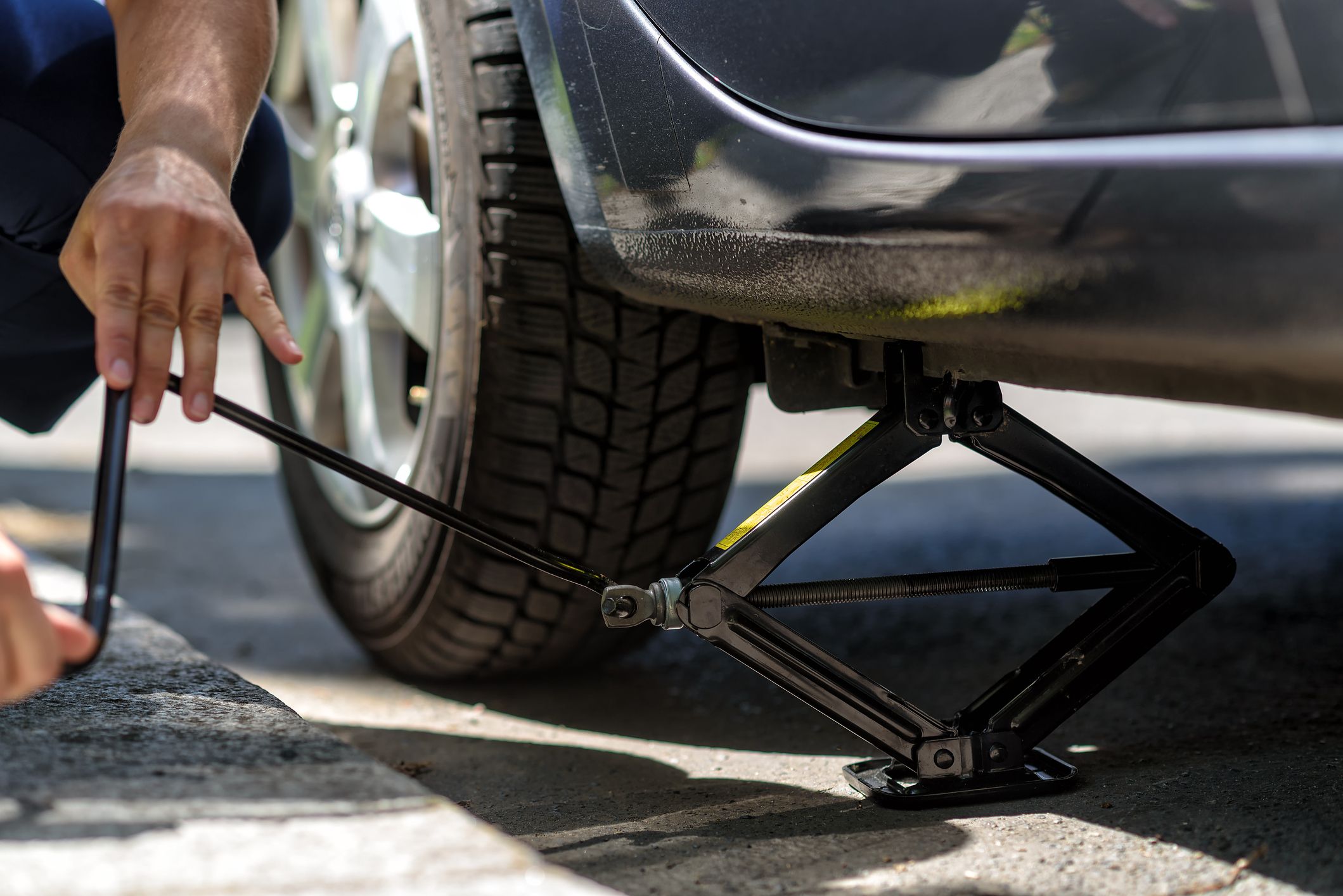 Der Vater (31) versuchte noch verzweifelt, das Mädchen (1) mit einem Wagenheber zu befreien. (Symbolbild)